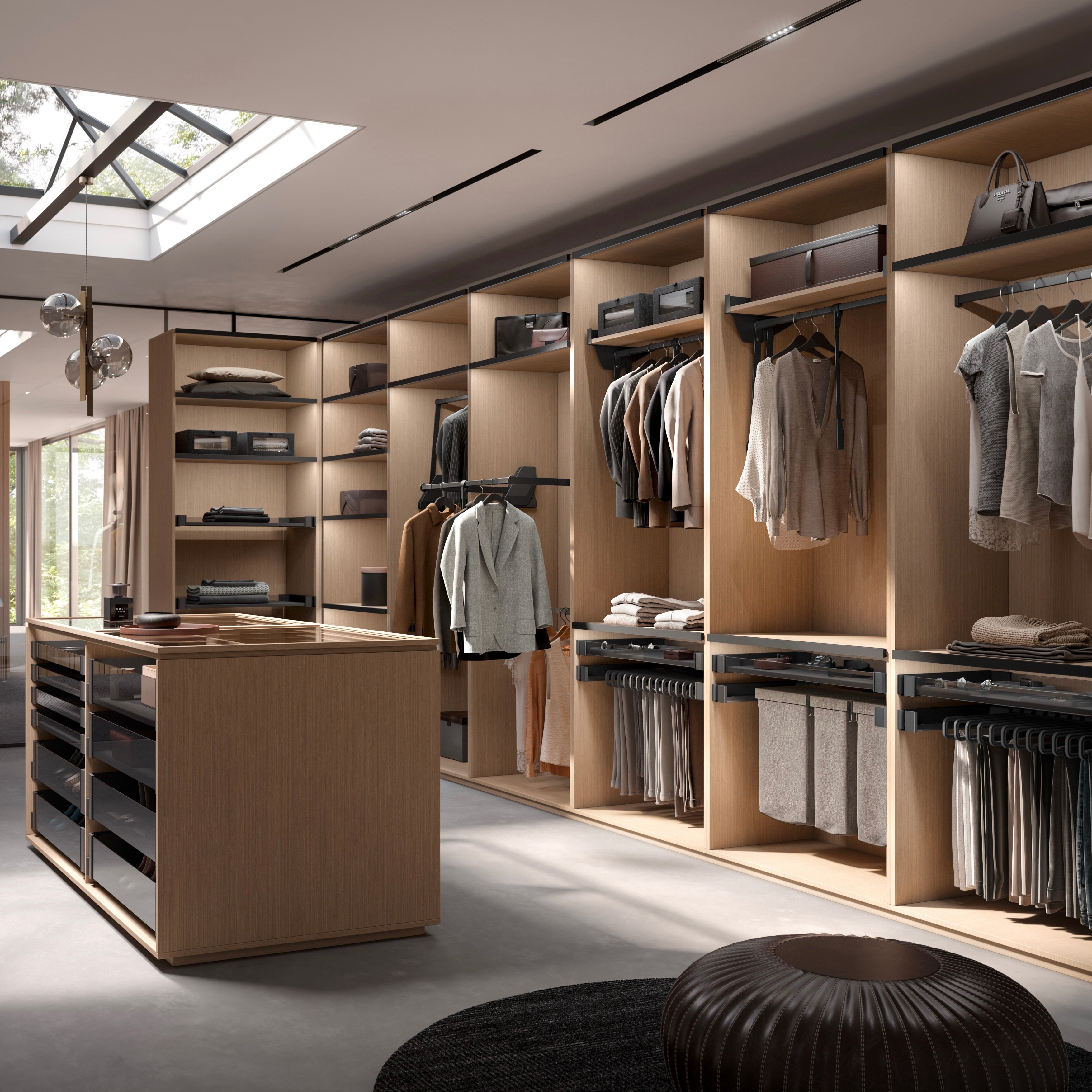 Ein moderner begehbarer Kleiderschrank mit Holzregalen, hängenden Kleidern, ordentlich gefalteten Gegenständen, Handtaschen und einer zentralen Insel unter einem Oberlicht, die einen hellen und organisierten Raum schafft.