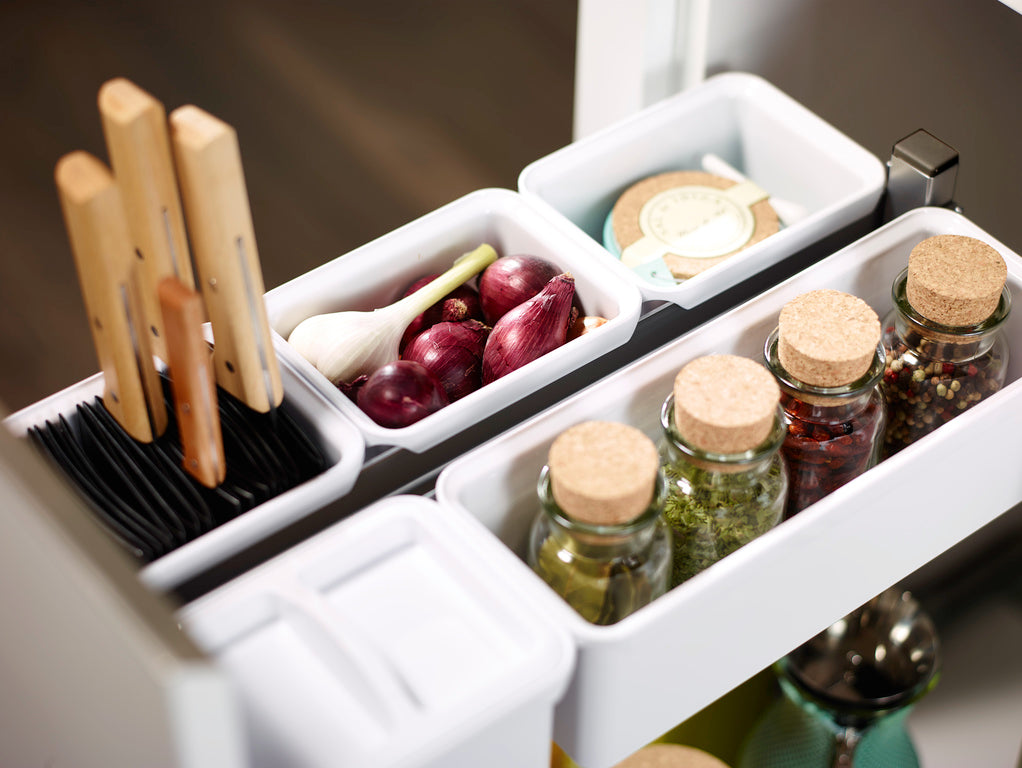 Eine Nahaufnahme einer geordneten Küchenschublade mit Utensilien, Gewürzen und Kräutern - perfekt arrangiert mit dem YouboXx Einhängeboxen Set 3 für DISPENSA Apothekerschränke.
