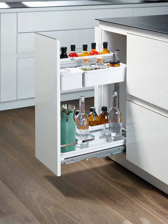 Das YouboXx Einhängeboxen Set 3 für DISPENSA Auszugschränke organisiert Flaschen, Saucen und Gewürze auf zwei Regalböden in einem schlichten weißen Element, perfekt für moderne Küchen mit Holzboden.