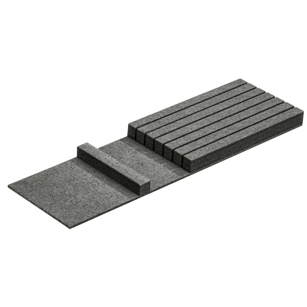 Der FineLine LiniQ Messerblock ist ein Stapel rechteckiger, dunkelgrauer Schaumstoffplatten mit mehreren schmalen, leicht voneinander getrennten Streifen, die sich perfekt für die Küchenorganisation oder als Messerblock für Schubladen eignen, abgebildet auf einem weißen Hintergrund.