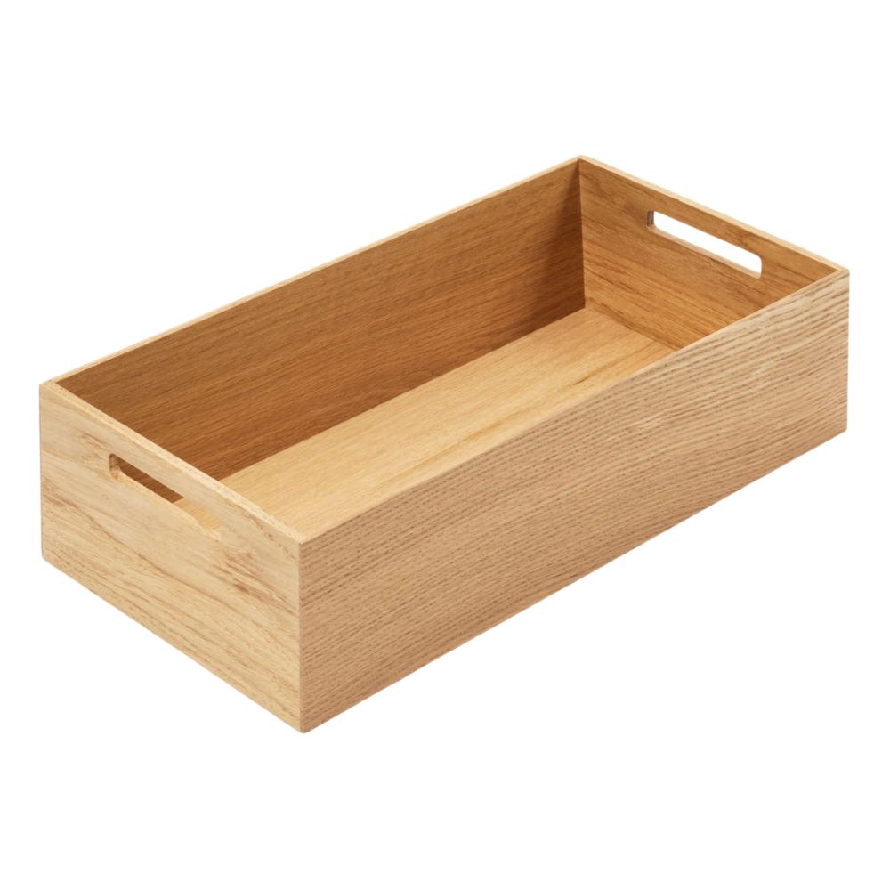 Die FineLine Holzbox mit Grifflöchern ist eine rechteckige Holzbox mit hohen Seiten und zwei ausgeschnittenen Griffen, die funktionales Design und extra Stauraum auf weißem Grund vereint.