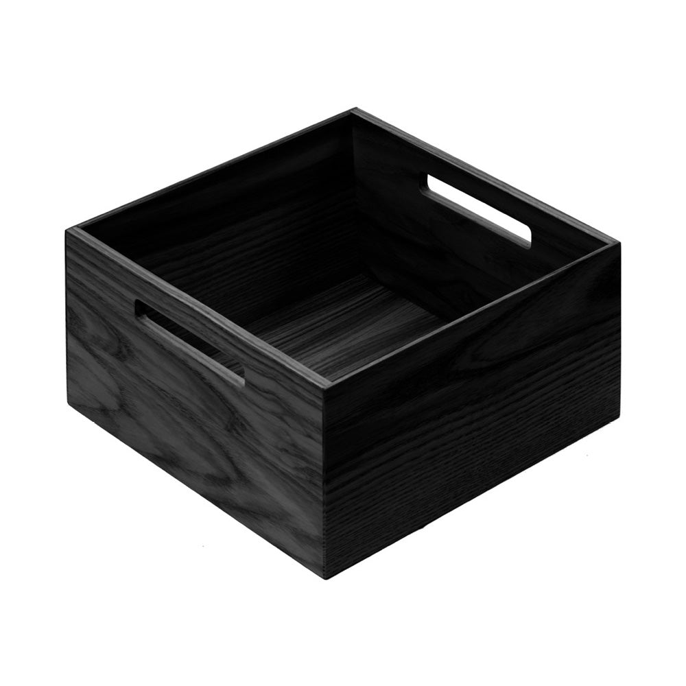 Die FineLine Holzbox mit Grifflöchern überzeugt durch ihr funktionales Design und bietet praktischen Stauraum - abgebildet vor weißem Hintergrund.