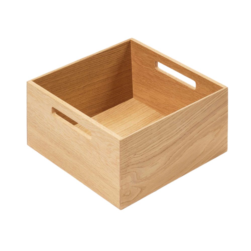 Die FineLine Holzbox mit Grifflöchern ist eine quadratische, leichte Holzbox mit funktionellem Design, glatten Oberflächen und zwei rechteckig ausgeschnittenen Griffen an gegenüberliegenden Seiten. Sie bietet praktischen Stauraum und wird leer geliefert.