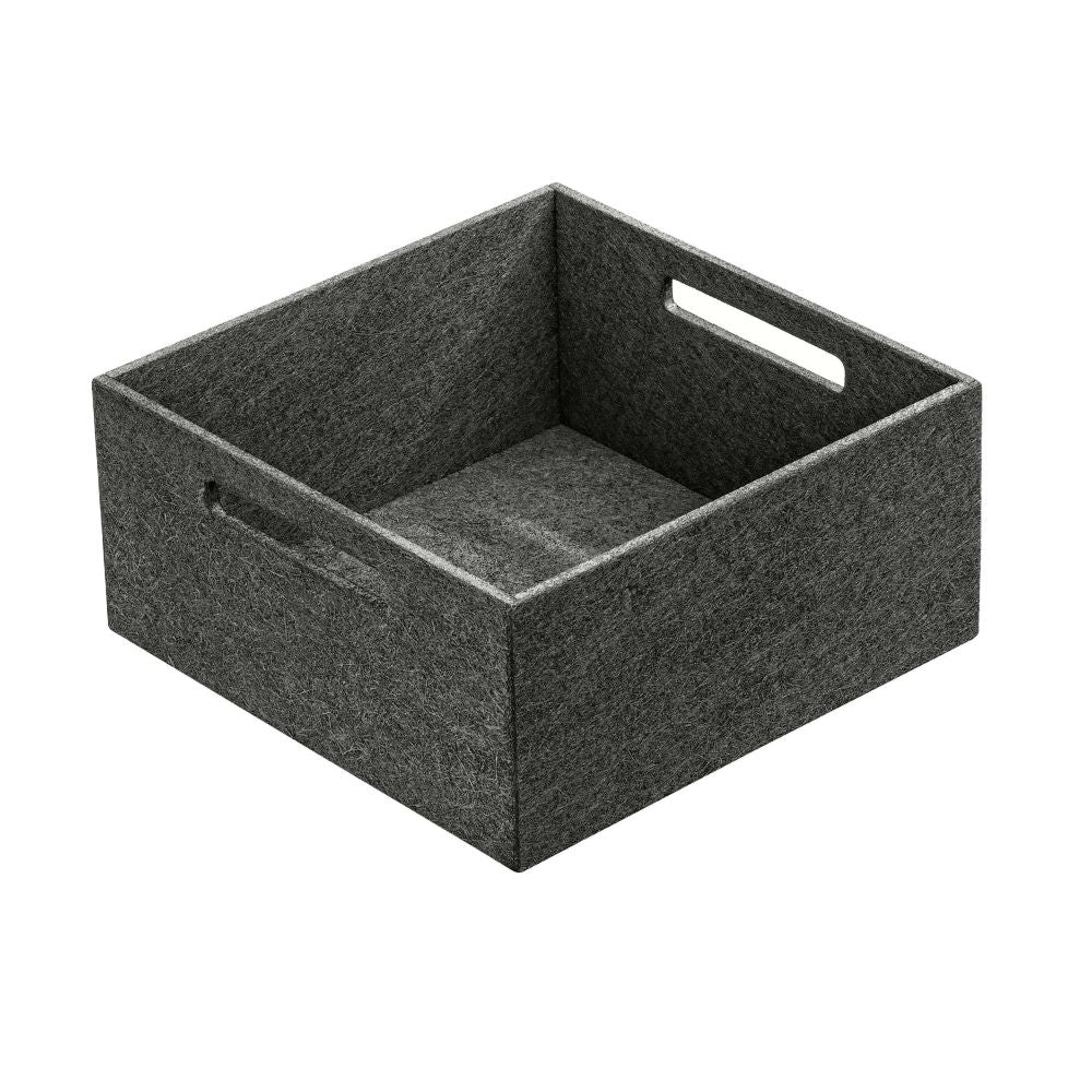Die FineLine Holzbox mit Grifflöchern ist ein quadratischer, dunkelgrauer Filzbehälter mit zwei rechteckigen Grifflöchern an den gegenüberliegenden Seiten. Sie bietet ein schlichtes, minimalistisches Design, das ideal für funktionale Aufbewahrungszwecke ist.