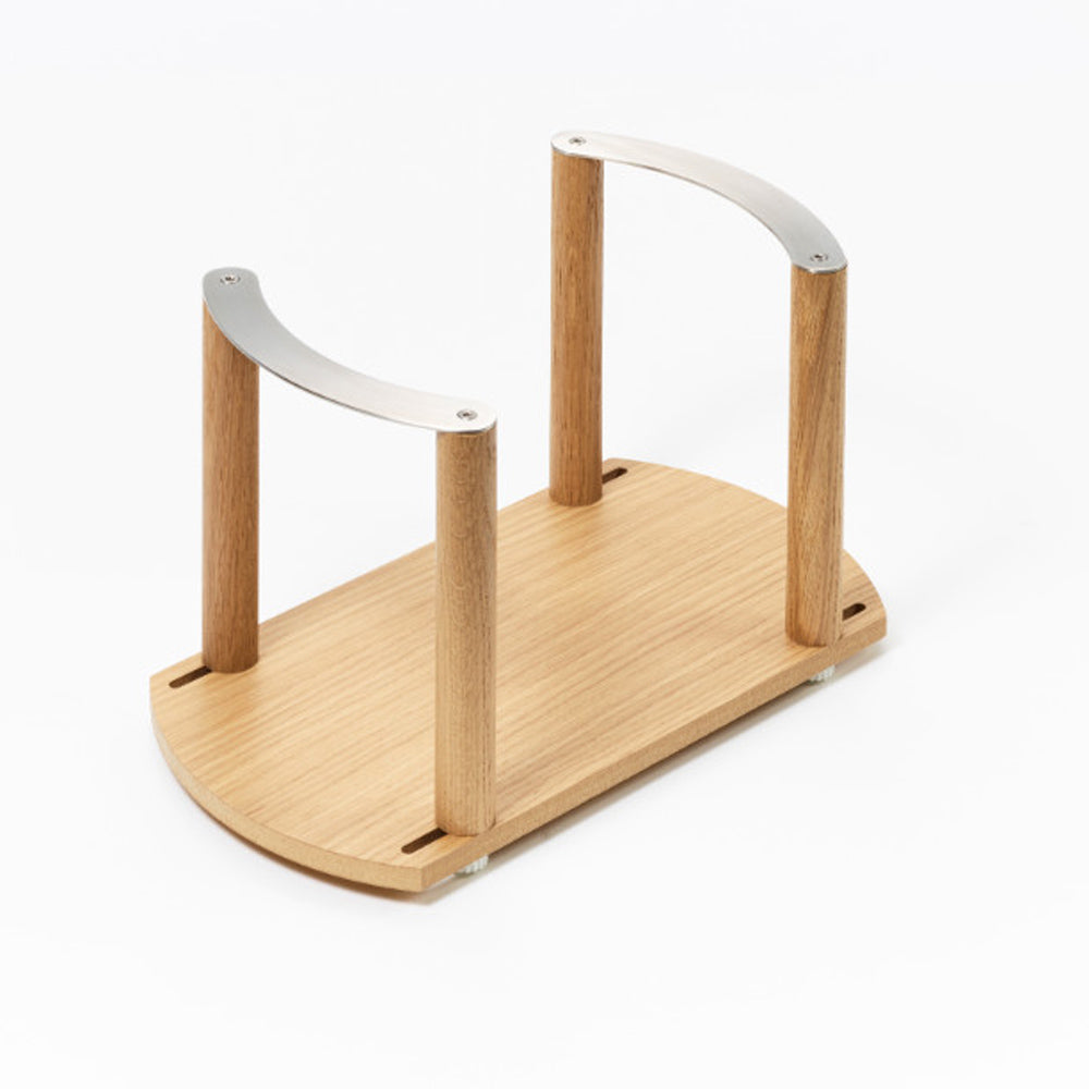 Der FineLine Tellerhalter für die Schublade, ein Holztablett mit vier vertikalen Beinen und zwei geschwungenen Metallgriffen, ist kopfüber auf weißem Hintergrund abgebildet.