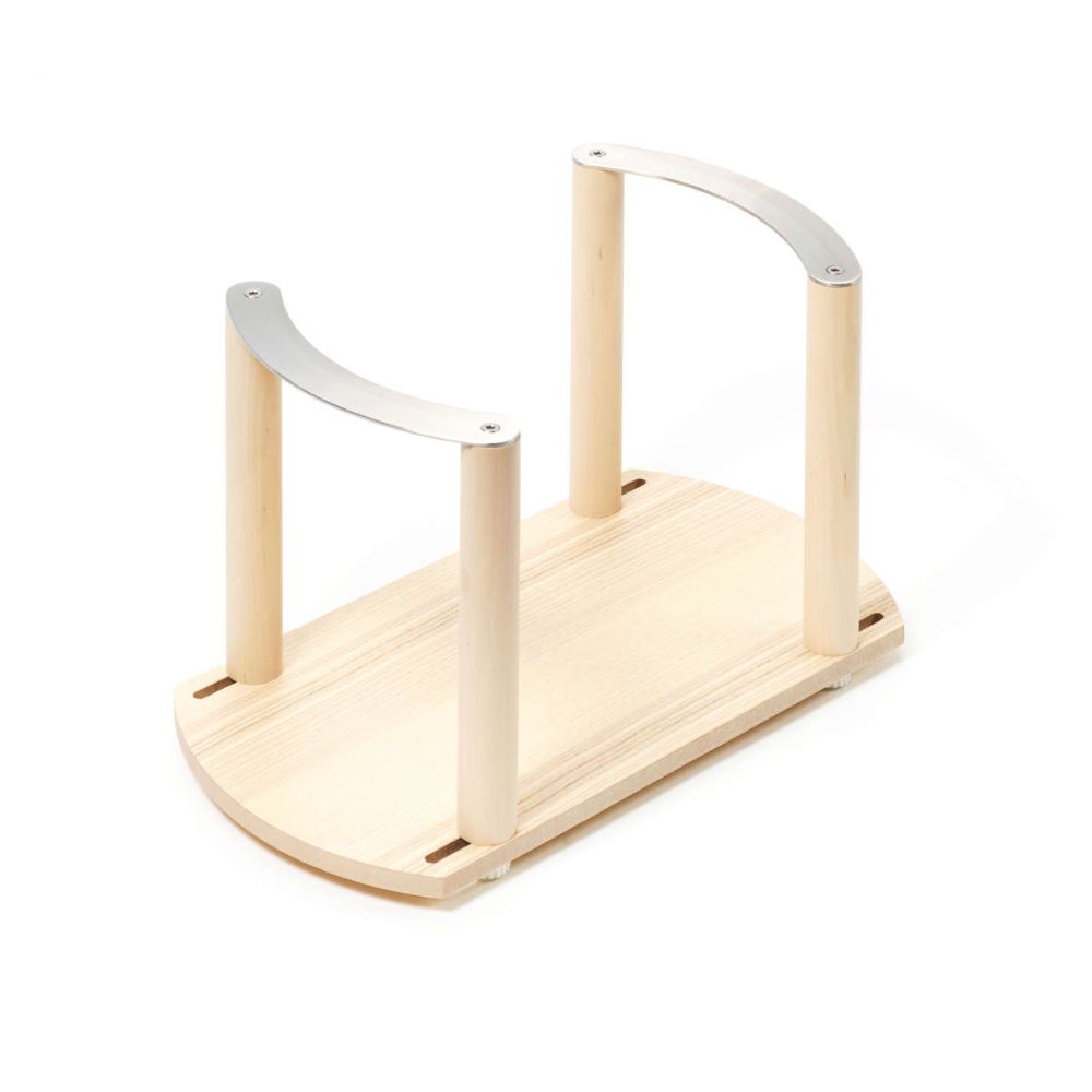 Der FineLine Tellerhalter für die Schublade zeichnet sich durch ein robustes, praktisches Design mit einem rechteckigen Holzsockel, abgerundeten Ecken und Metallgriffen aus - ähnlich wie ein umgedrehter Holz-Tritthocker.
