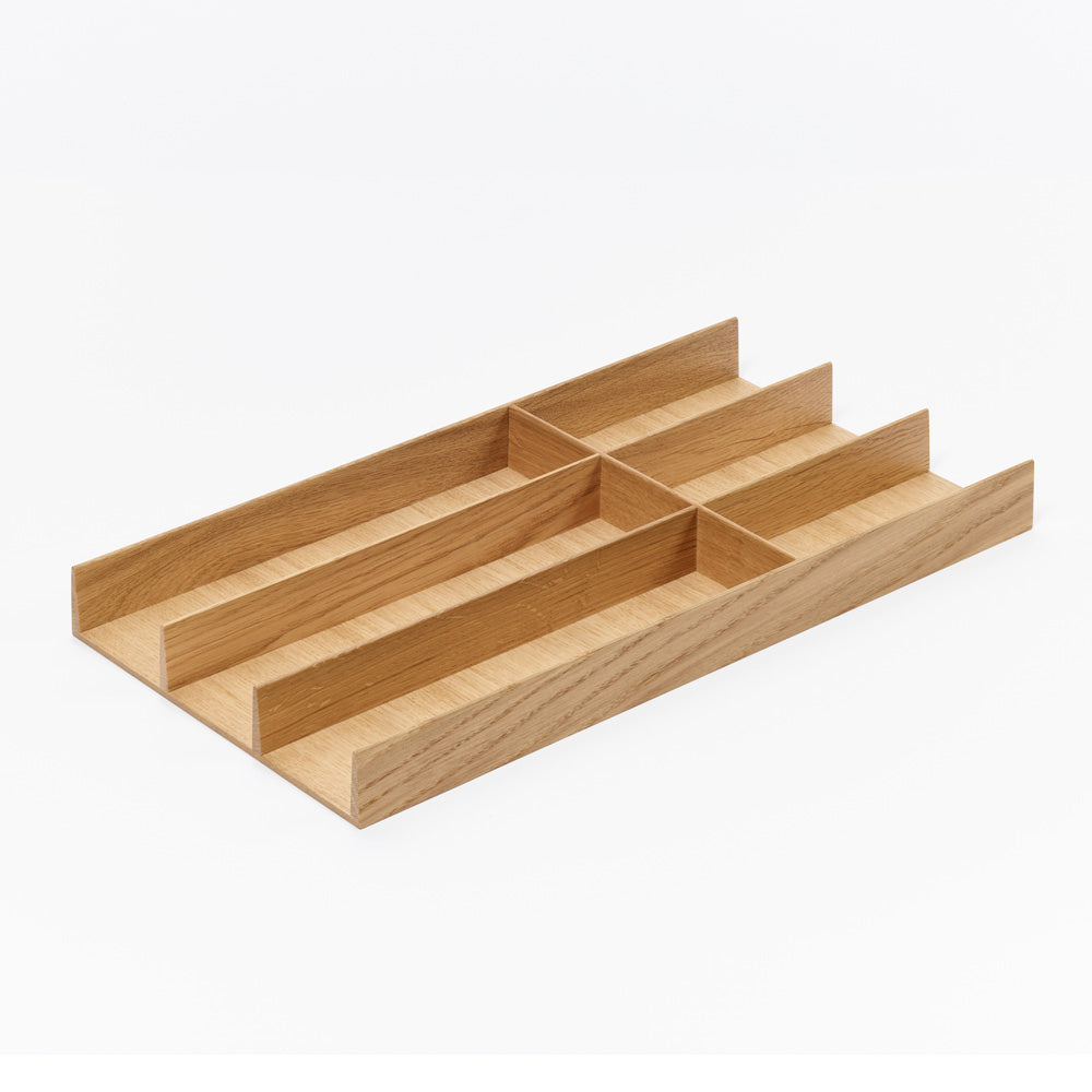 Der FineLine LiniQ Besteckeinsatz - Besteckkasten ist ein Holztablett aus Eschenholz mit mehreren Gitterfächern zur geordneten Aufbewahrung von Besteck oder Büromaterial. Abgebildet auf einem weißen Hintergrund.