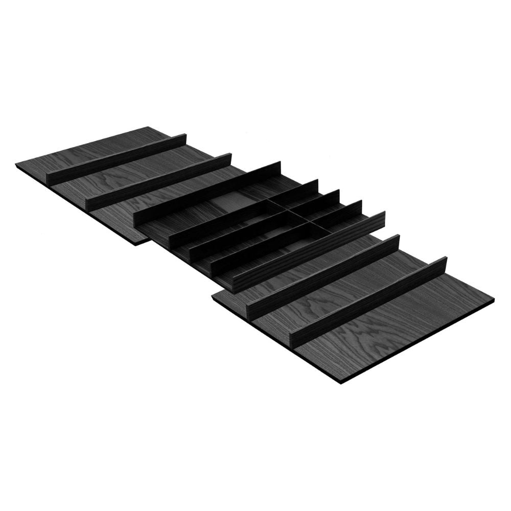 Der FineLine LiniQ Besteckeinsatz - Besteckkasten zeichnet sich durch flache, dunkle Eschenholzplatten mit vertikalen Lamellen in einem geometrischen Muster aus. So entsteht ein moderner und abstrakter Besteckeinsatz, der ideal für eine elegante Küchenorganisation ist.