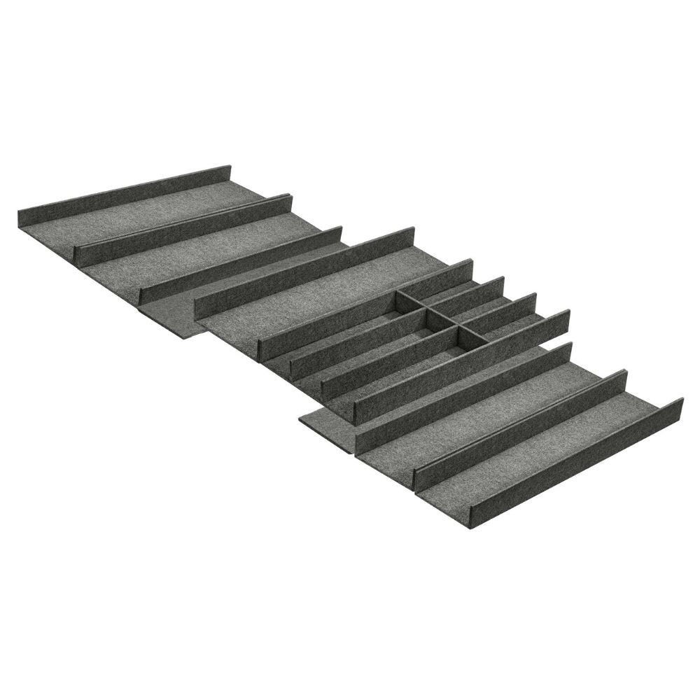 Der FineLine LiniQ Besteckeinsatz - Besteckkasten bietet graue Filzeinteilungen in verschiedenen Größen und Formen, nebeneinander angeordnet mit separaten Fächern für eine optimale Küchenorganisation.