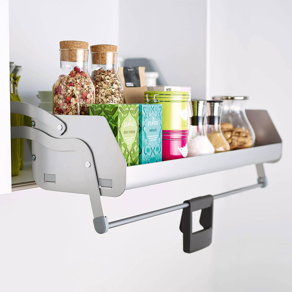 Das iMove 60er single - Auszugsystem für den Hängeschrank bietet schnellen Zugriff: Müslidosen, Teedosen, Gewürzdosen und Lebensmittelbehälter sind in dem ergonomischen Aufbewahrungssystem dieser modernen weißen Küche übersichtlich organisiert.