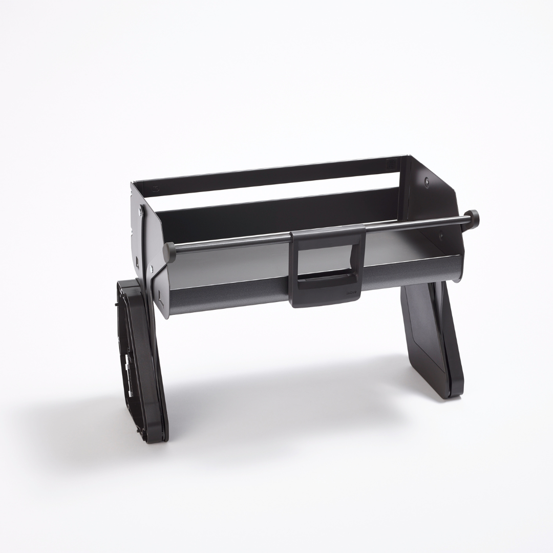 Ein iMove 60er Einzelauszug aus schwarzem Kunststoff und Metall – Auszugsystem für den Hängeschrank mit klappbaren Beinen, konzipiert als ergonomisches Aufbewahrungssystem für schnellen Zugriff, fotografiert vor weißem Hintergrund.
