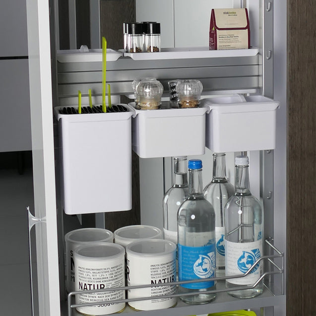 Ein ausziehbares Küchenregal wie das YouboXx Einhängeboxen - Set 1 für DISPENSA bringt Ordnung in Utensilien, Gewürzdosen, Lebensmittelverpackungen, Glasflaschen und verschiedene Vorratsdosen und Gläser.