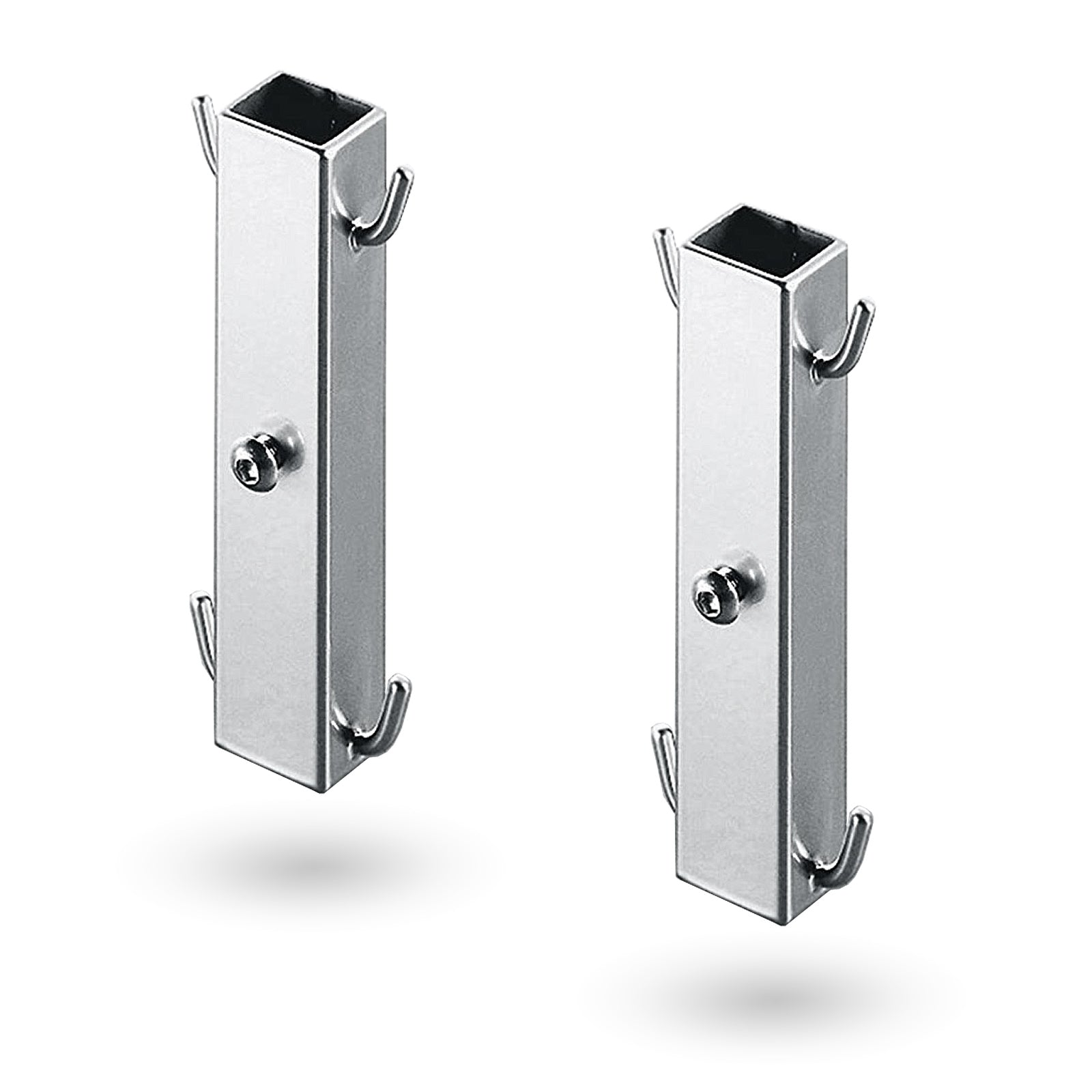 Zwei vertikale, rechteckige Korbhalter DISPENSA-X silbergrau Wandhaken für verstellbare Rahmen von Kesseböhmer mit jeweils vier gebogenen Haken und einer zentralen Schraube sind auf einem weißen Hintergrund mit weichen Schatten dargestellt.