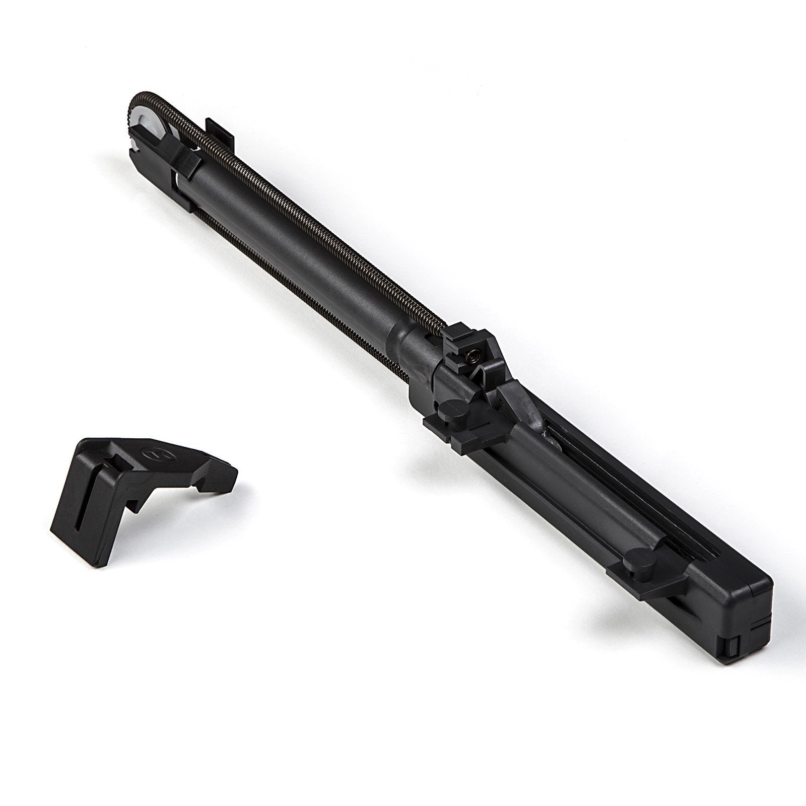 Der Bausatz SoftStopp Pro für DISPENSA-VVSx anthrazit Apothekerauszüge / Kesseböhmer besteht aus Metallfedern und Kunststoffteilen, die einem Geschirrspülereinsteller ähneln, mit einem zusätzlichen kleinen schwarzen Bauteil auf weißem Hintergrund.