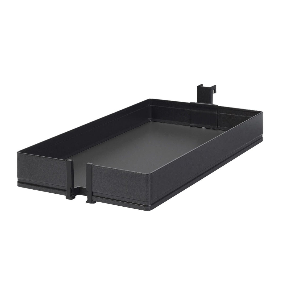 Das DISPENSA Einhängetablar anthrazit ARENA pure 300-400 mm ist ein schwarzes Metalltablett mit hochgezogenen Rändern und Haken, perfekt für die Küchenaufbewahrung oder zum Organisieren von Gegenständen in DISPENSA-X, Junior, Swing/Kesseböhmer Apothekerschränken.