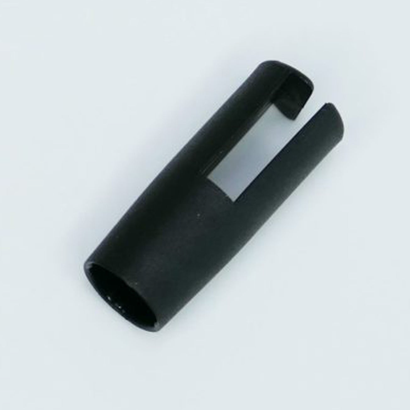 Die Kunststoffaufnahme für Rollenhalter Linero 2000 ist ein schwarzes, zylindrisches Kunststoffteil mit offenem Seitenschlitz und geteiltem Ende, abgebildet auf weißem Hintergrund.