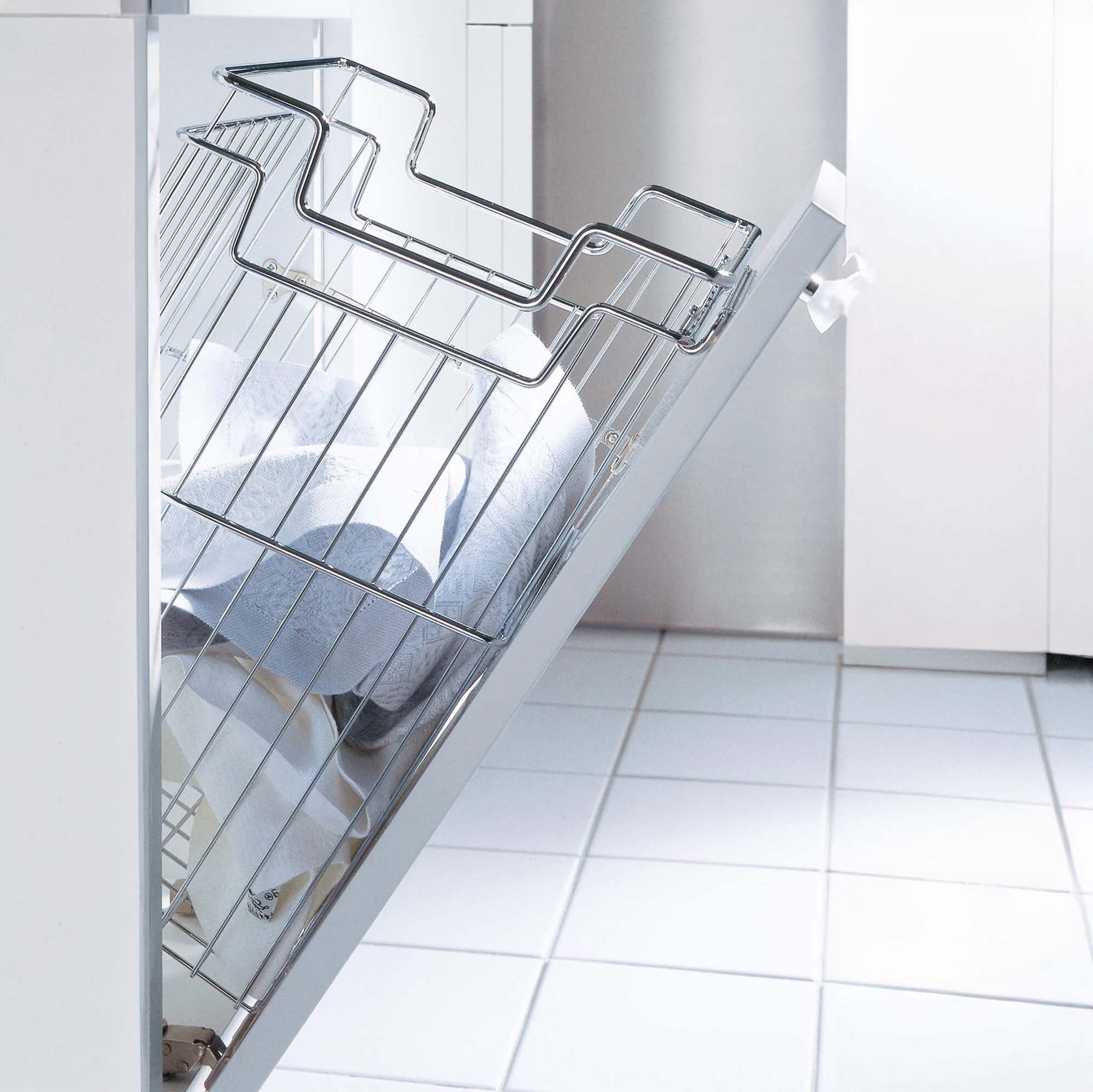 Ein Einbau Wäschekorb für Schrank mit Kippmechanik fügt sich nahtlos in eine moderne weiße Küche mit gefliestem Boden ein und bietet eine clevere Aufbewahrungslösung für Wäsche.