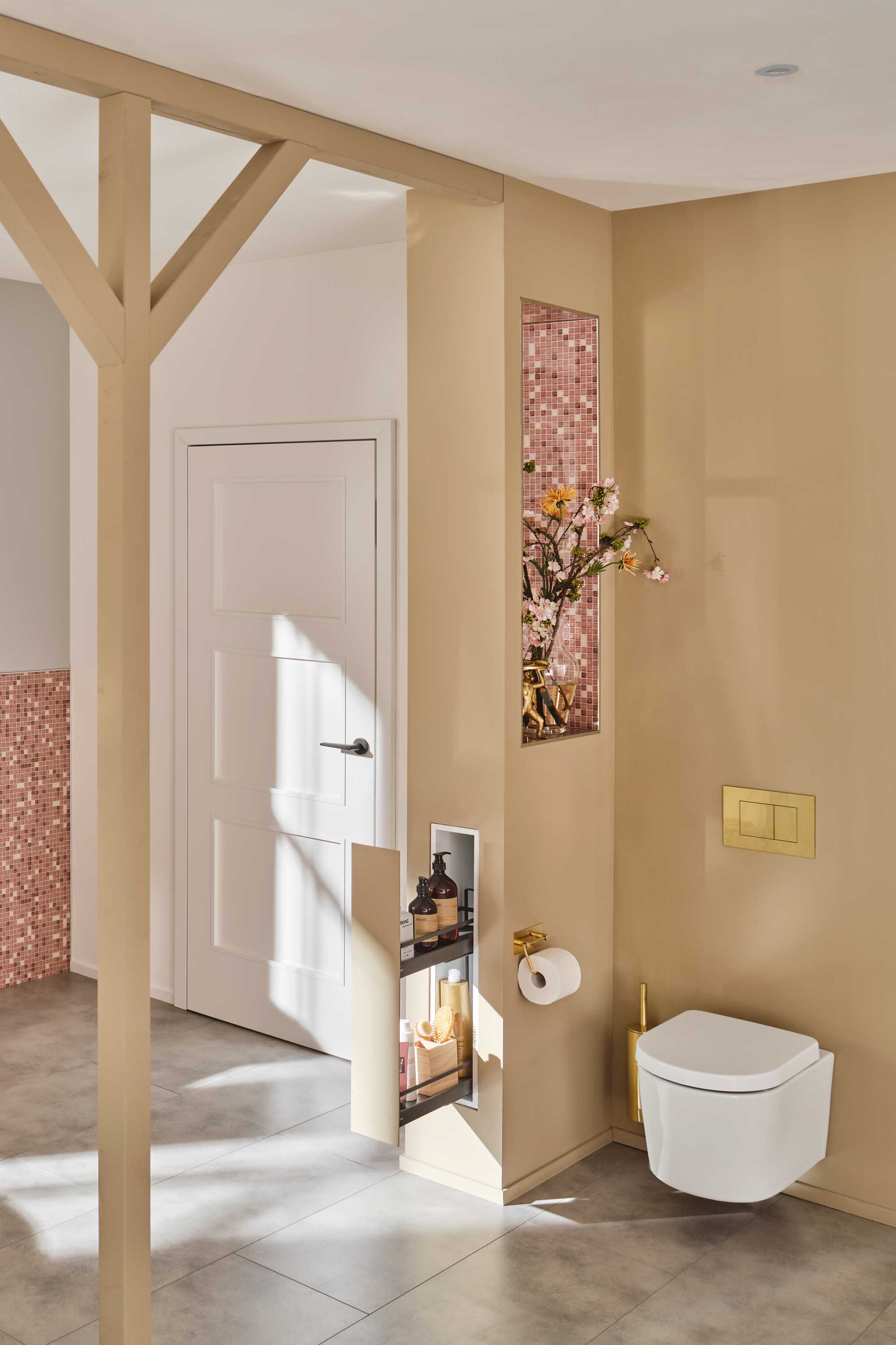 In die Schamwand neben der Toilette integrierter Auszug in hellem Bad.