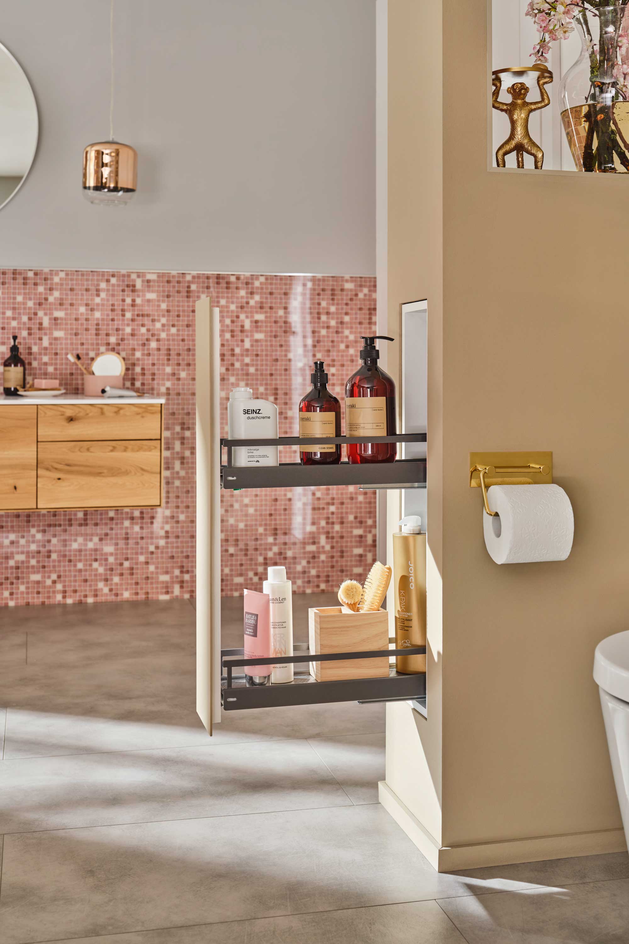 In die Schamwand neben der Toilette integrierter Auszug in hellem Bad.