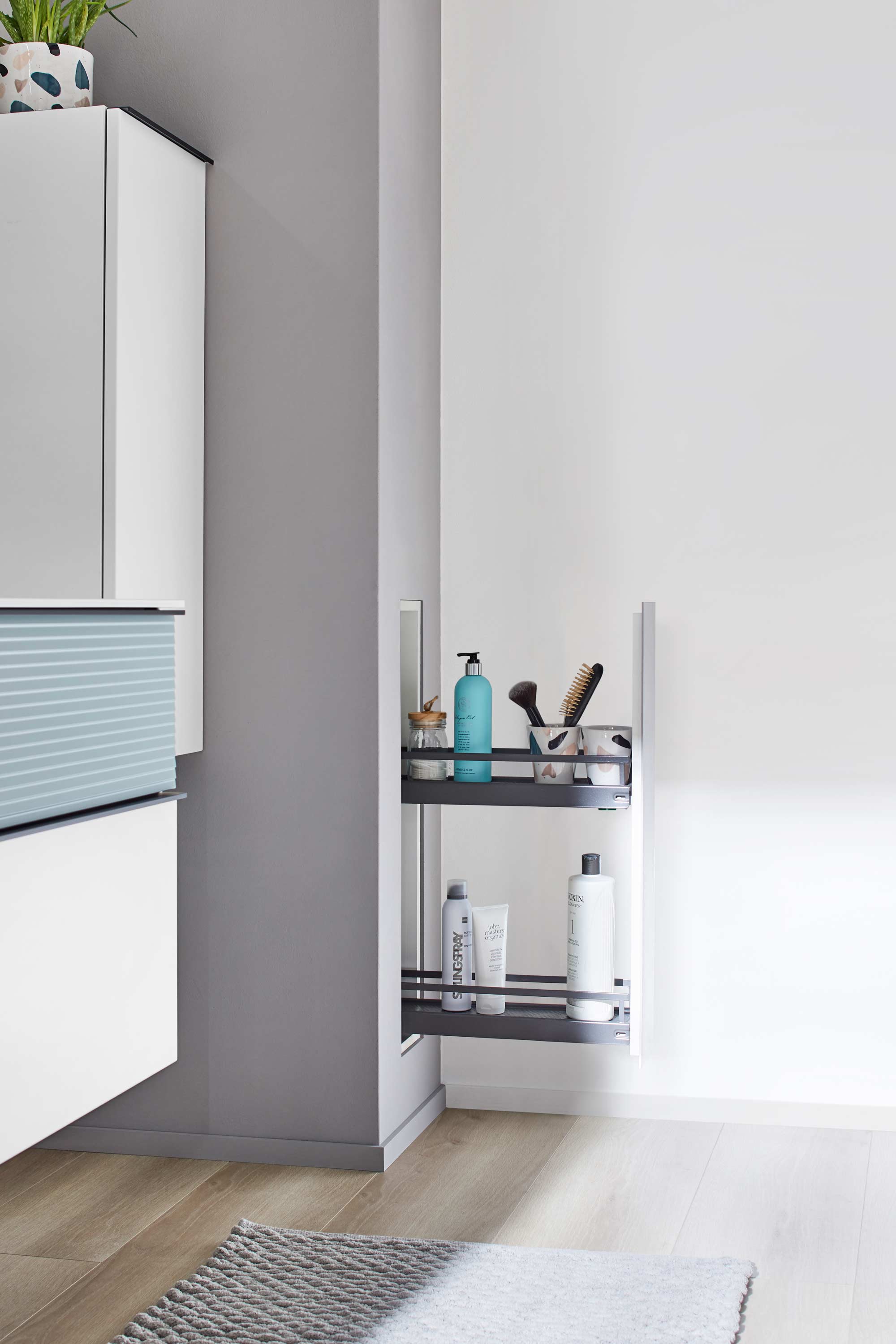 In eine Wand integrierter Auszug in einem Badezimmer.