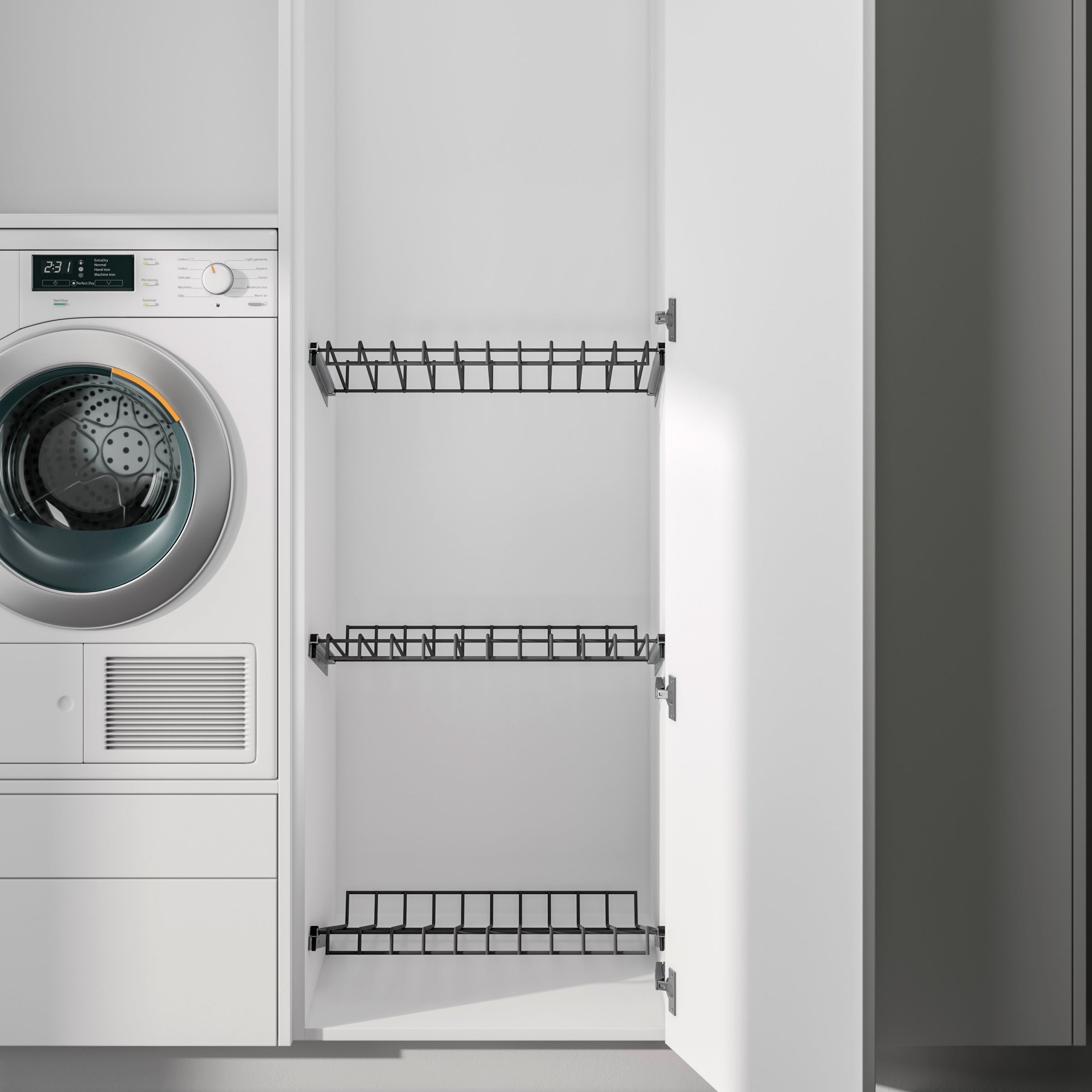 Ablage-Set für Getränkekisten - 600 mm: Weißer Wäscheschrank mit geöffneter Tür zeigt drei schwarze Gitterablagen, ideal für platzsparende Getränkekisten-Aufbewahrung. Daneben ist eine moderne, integrierte Frontlader-Waschmaschine zu sehen.