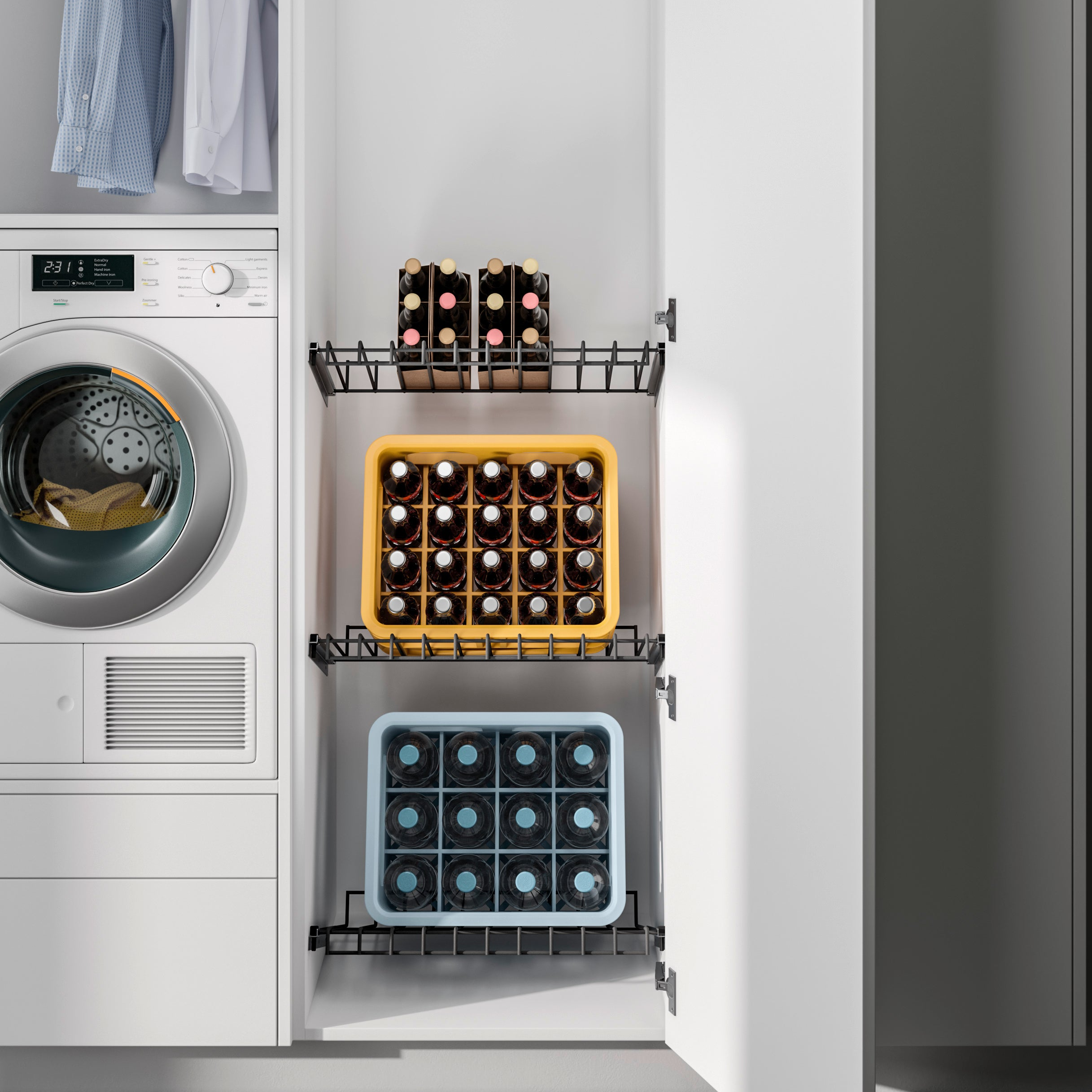In einer modernen Waschküche stehen eine Waschmaschine und ein Hochschrank mit dem Ablage-Set für Getränkekisten - 600 mm. Drei platzsparende, ausziehbare Drahtböden nehmen Flaschen in gelben und blauen Kisten auf, dazu eine zusätzliche obere Reihe - perfekt für Getränke lagern.