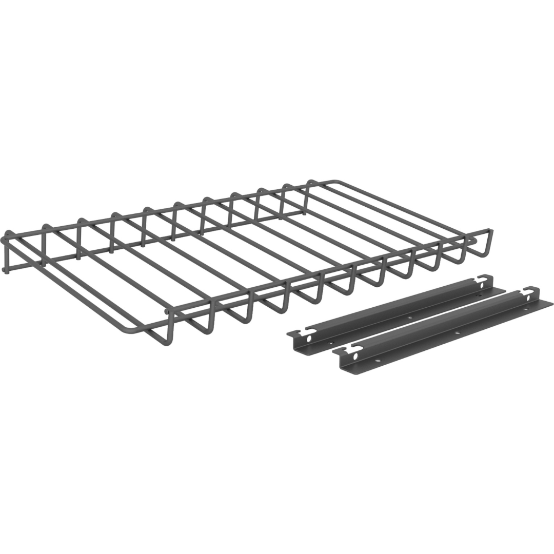 Das Ablage-Set für Getränkekisten - 600 mm beinhaltet einen Metall-Drahtregalboden und zwei passende Halterungen aus robustem Material - ein platzsparendes Set, alles auf weißem Hintergrund dargestellt.