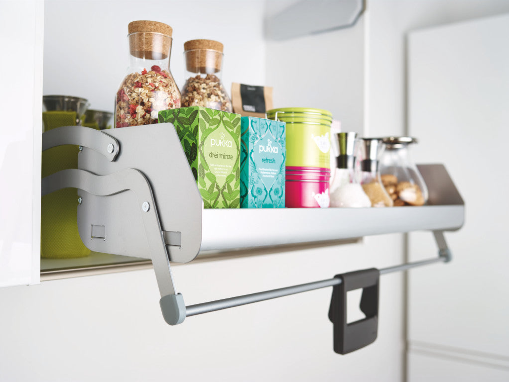 Silbergraues Auszugsystem im Hängeschrank mit Griff nach vorne und unten geschwenkt