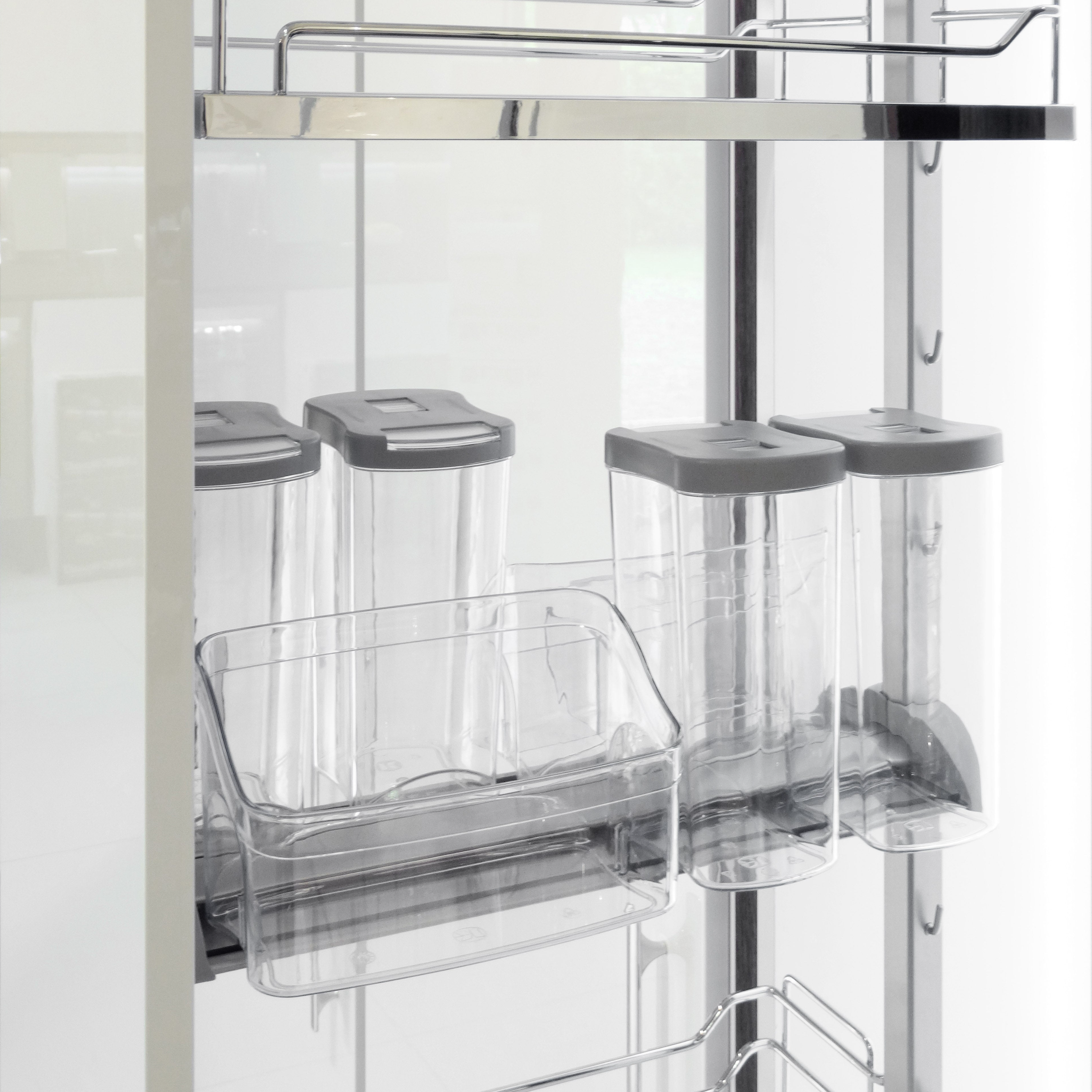 Das Vorratsdosen-Set für DISPENSA-X, DISPENSA Swing besteht aus transparenten Behältern mit grauen Deckeln zur platzsparenden Aufbewahrung auf verchromten Drahtgestellen, die einen modernen und organisierten Look vor einem strahlend weißen Hintergrund schaffen.