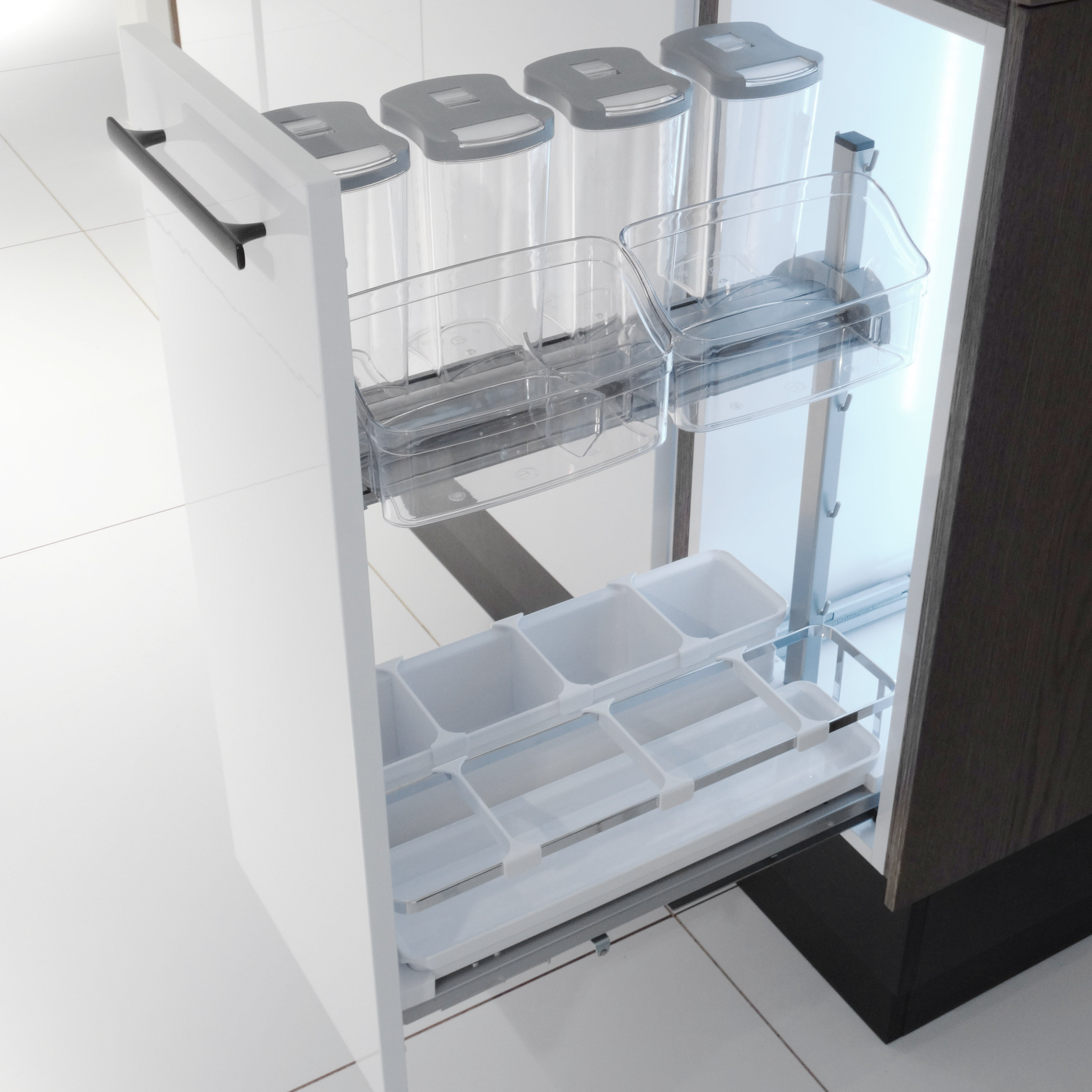 Der moderne Küchenauszug mit dem Vorratsdosen-Set für DISPENSA-X, DISPENSA Swing bietet übersichtliche Lebensmittelbehälter und platzsparende Aufbewahrung, sowie Metallschienen und Fächer für effiziente Organisation - ideal mit DISPENSA Swing.