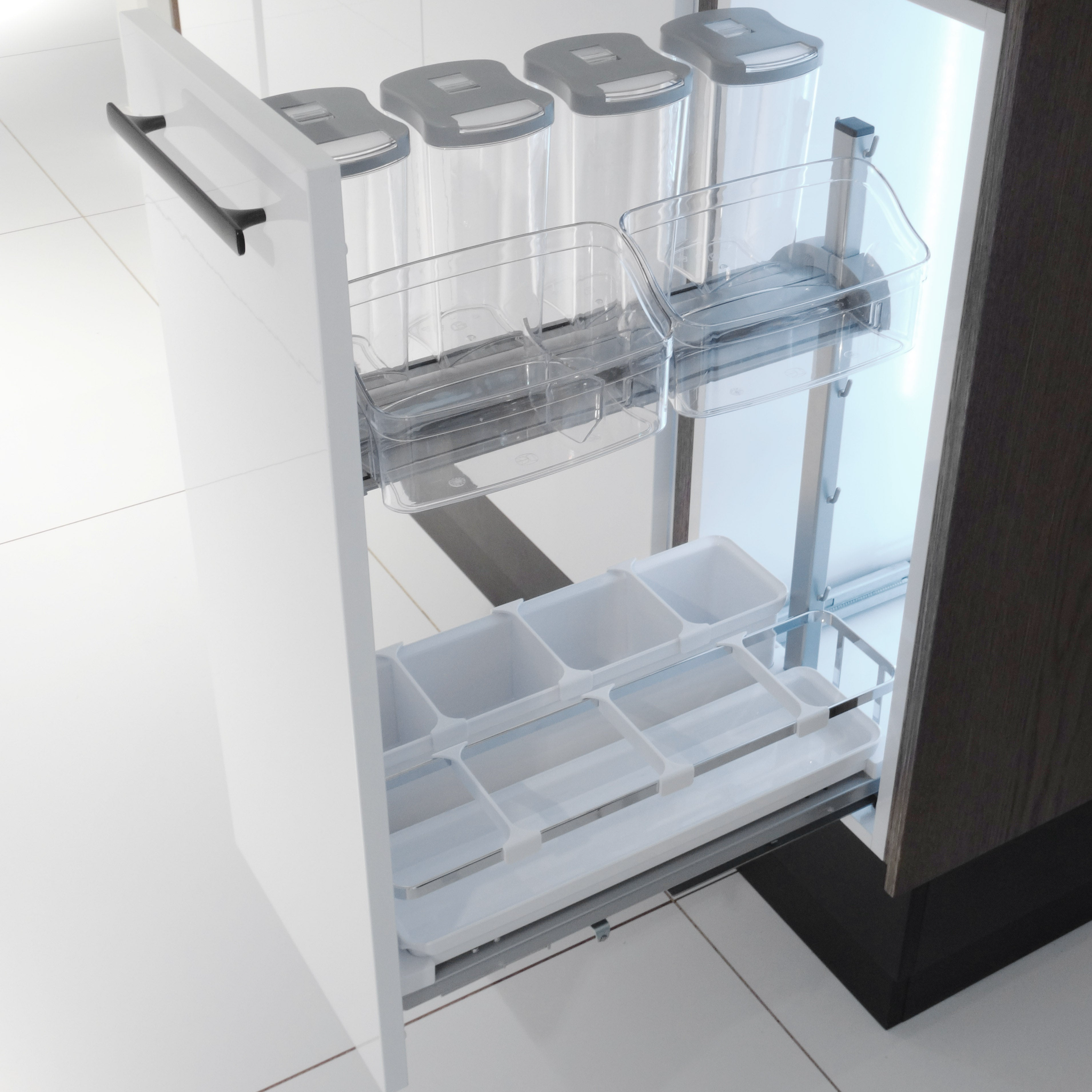 Das Vorratsschalen-Set für Dispensa ist ein moderner Kesseböhmer Küchenauszug mit transparenten Fächern, ideal für die effiziente Aufbewahrung und Organisation von Trockenwaren. Der teilweise geöffnete Apothekerschrank zeigt seine intelligenten Fächer.
