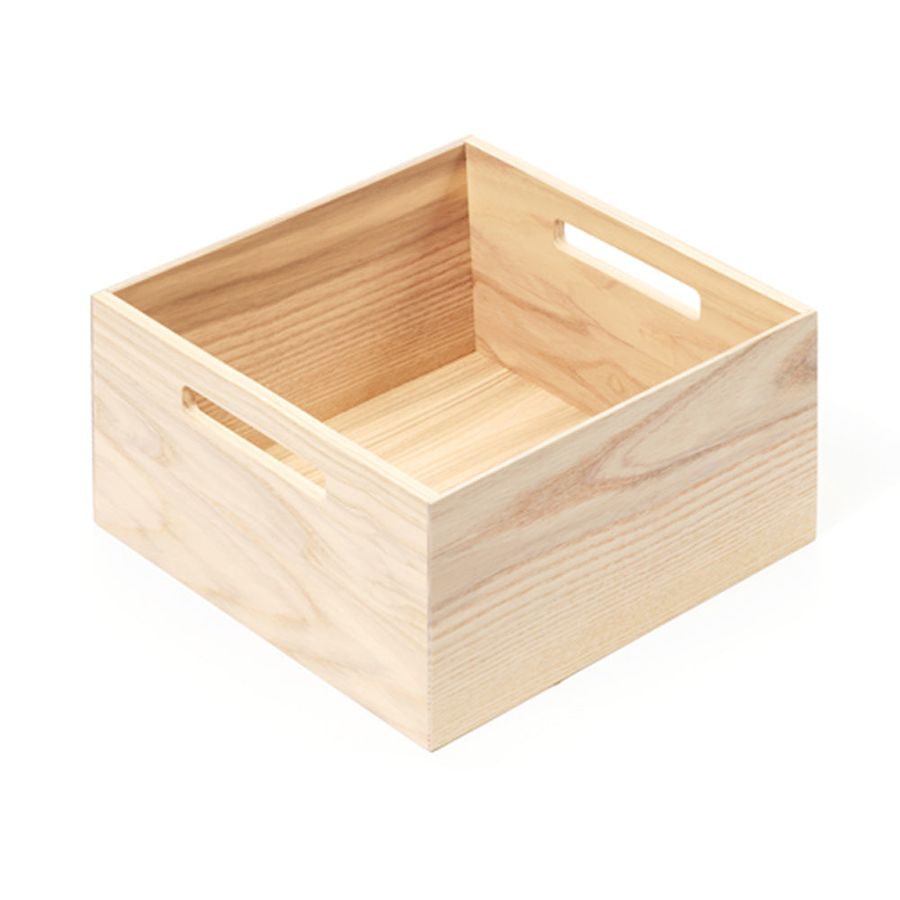 Die FineLine Holzbox mit Grifflöchern ist eine helle Box mit glatten Oberflächen, offenem Deckel und beidseitigen rechteckigen Griffausschnitten für den praktischen Stauraum in funktionalem Design.