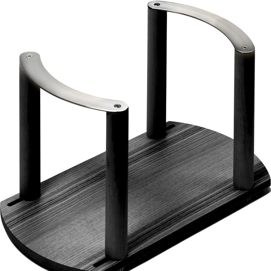 Der FineLine Tellerhalter für die Schublade besteht aus einem dunklen Holzsockel mit zwei vertikalen Pfosten und geschwungenen Metallgriffen an der Oberseite und ist ein minimalistischer Ständer, der sich perfekt für die stilvolle Organisation von Tellern in Ihrer Schublade eignet.