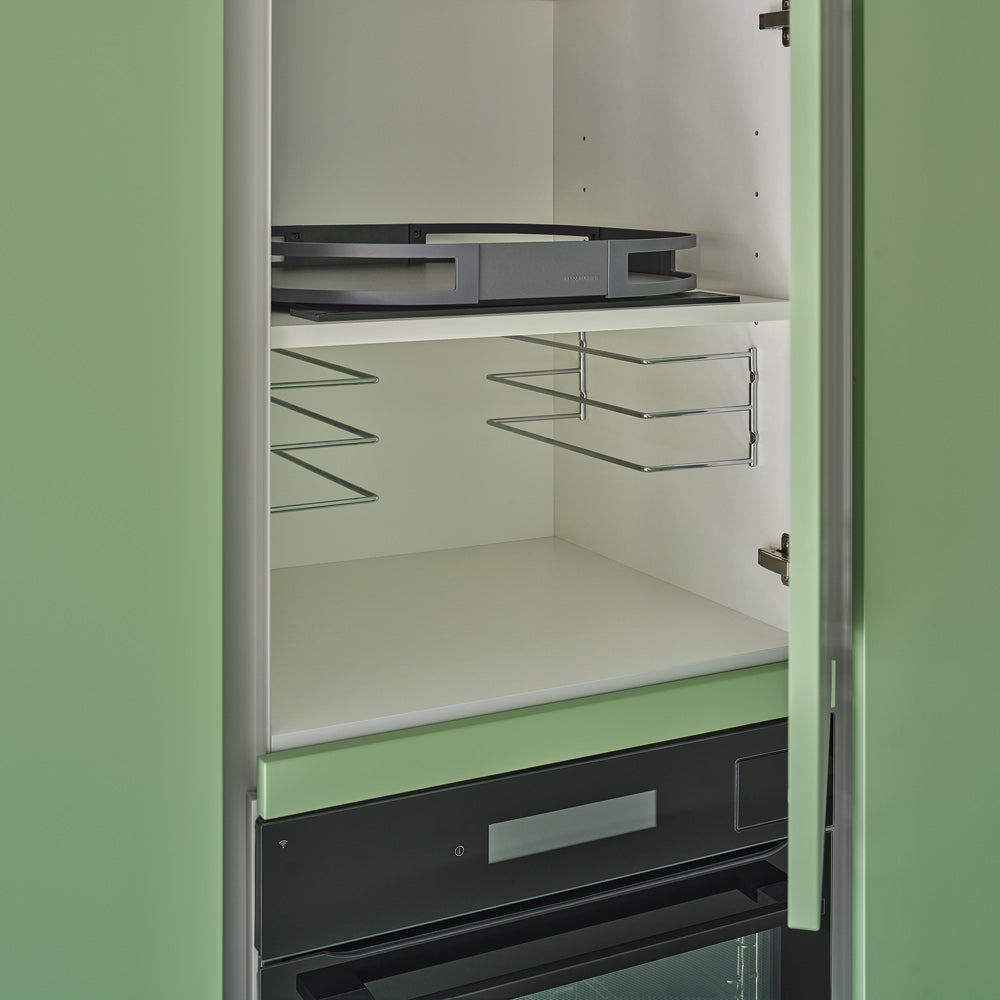 Offener Hochschrank mit Drehbeschlag und Backblechhalter