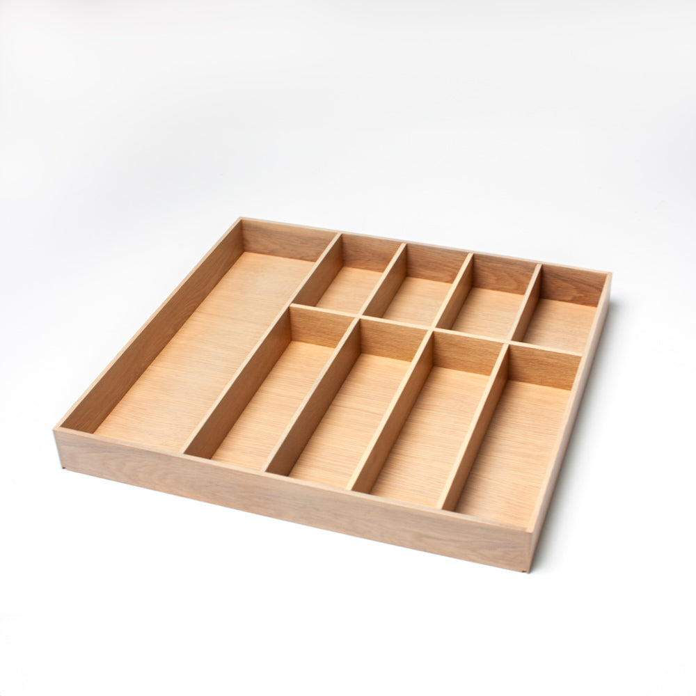 Der MOVE Besteckeinsatz Eiche Weiß gebeizt (505x479x55 mm) verfügt über mehrere rechteckige Fächer unterschiedlicher Größe, die auf einem weißen Hintergrund abgebildet sind.