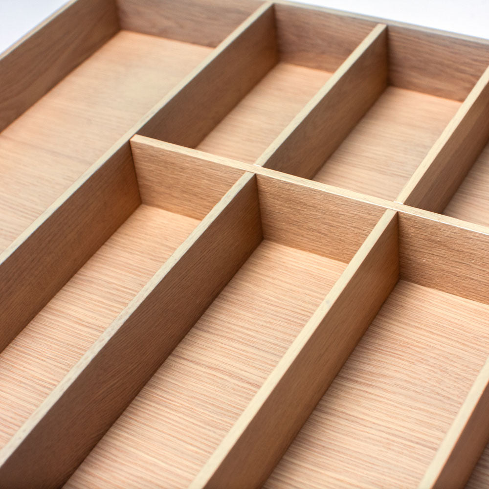MOVE Besteckeinsatz Eiche Weiß gebeizt (505x479x55 mm) mit mehreren rechteckigen Fächern und glatter, weiß gebeizter Eiche - ideal für die Organisation von Besteck oder Bürobedarf.