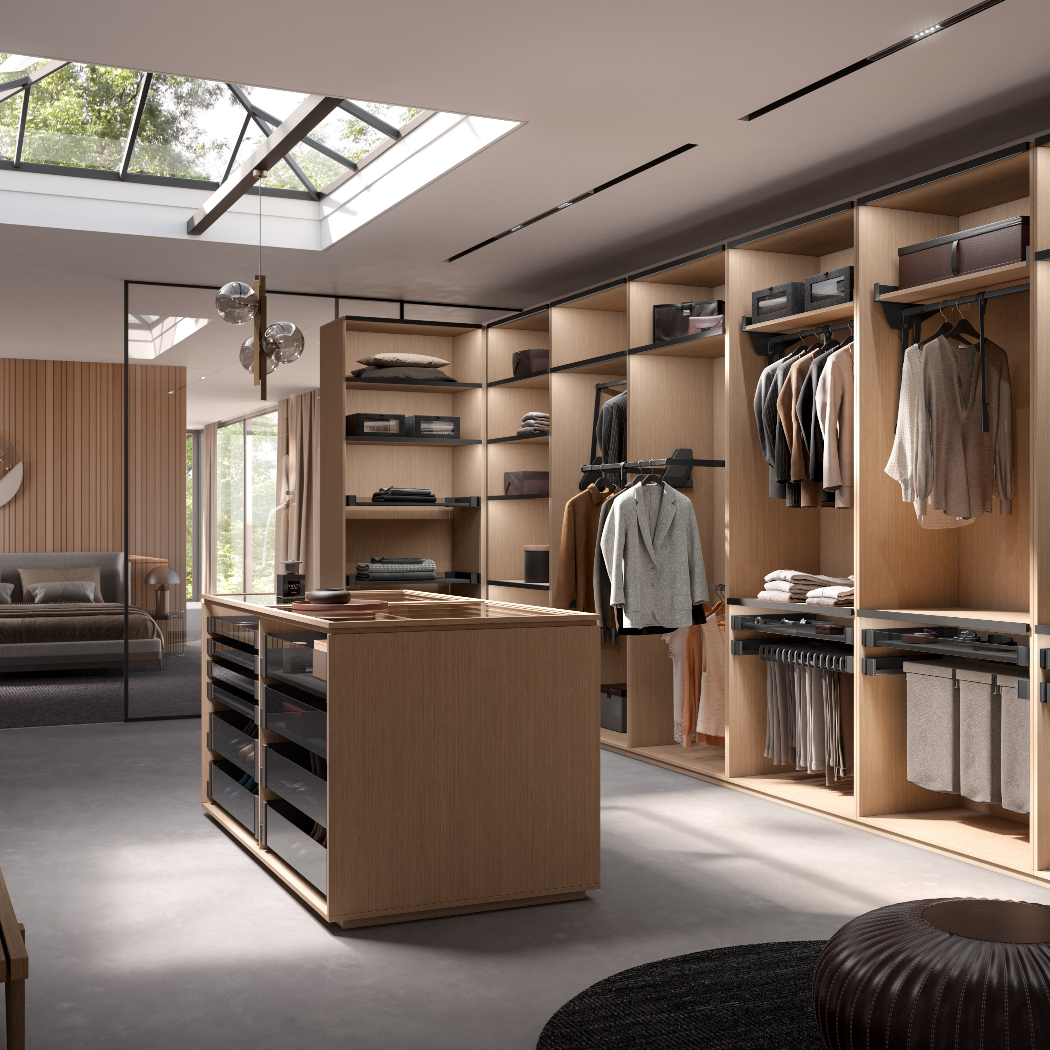 Ein geräumiger, moderner begehbarer Kleiderschrank mit offenen Regalen aus hellem Holz, ordentlich geordneter Kleidung, einer zentralen Insel mit Schubladen, großen Spiegeln und einem Oberlicht, das natürliches Licht hereinlässt. Im Hintergrund ist eine Sitzecke zu sehen.