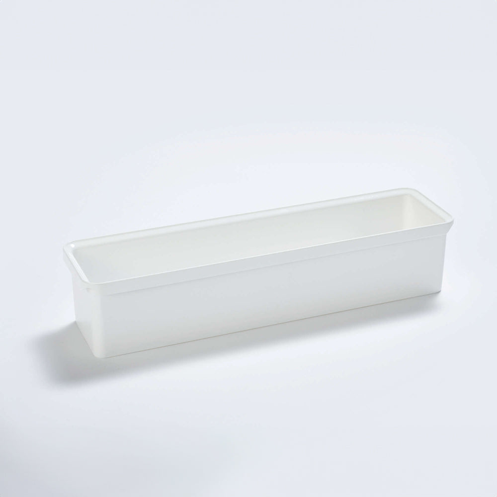 Auf einer glatten, hellen Fläche ist eine rechteckige, weiße Kunststoff YouboXx Einhängeboxen Set 2 für DISPENSA junior III mit glatten Seiten abgebildet.