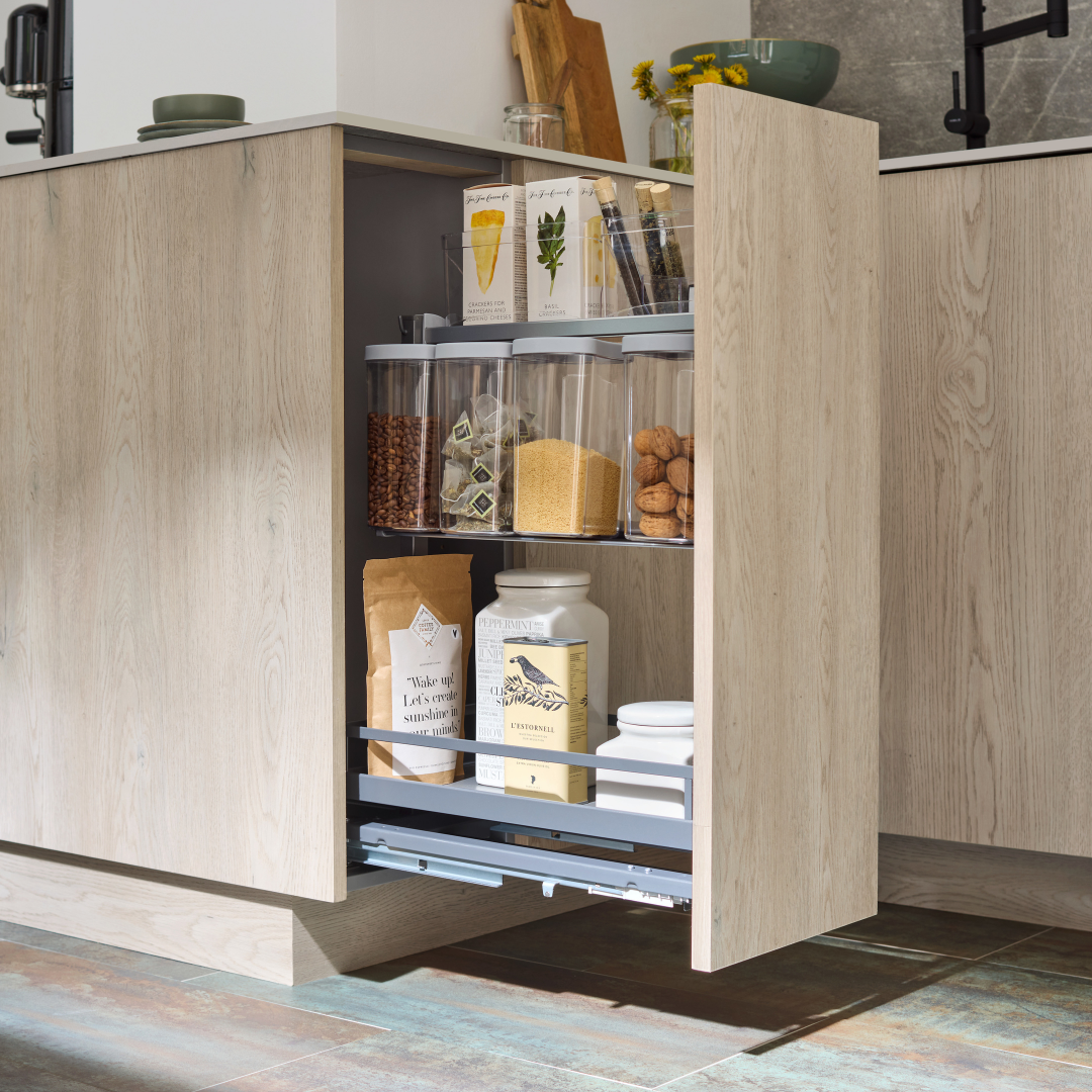 Ein moderner Küchenhochschrank mit ausziehbarem DISPENSA Swing Regal ordnet Nudeln, Körner und mehr in einem Vorratsdosen-Set für DISPENSA-X, DISPENSA Swing. Das helle Holzdekor des Schranks und der Fliesenboden sorgen für eine stilvolle, leicht zugängliche Aufbewahrung.