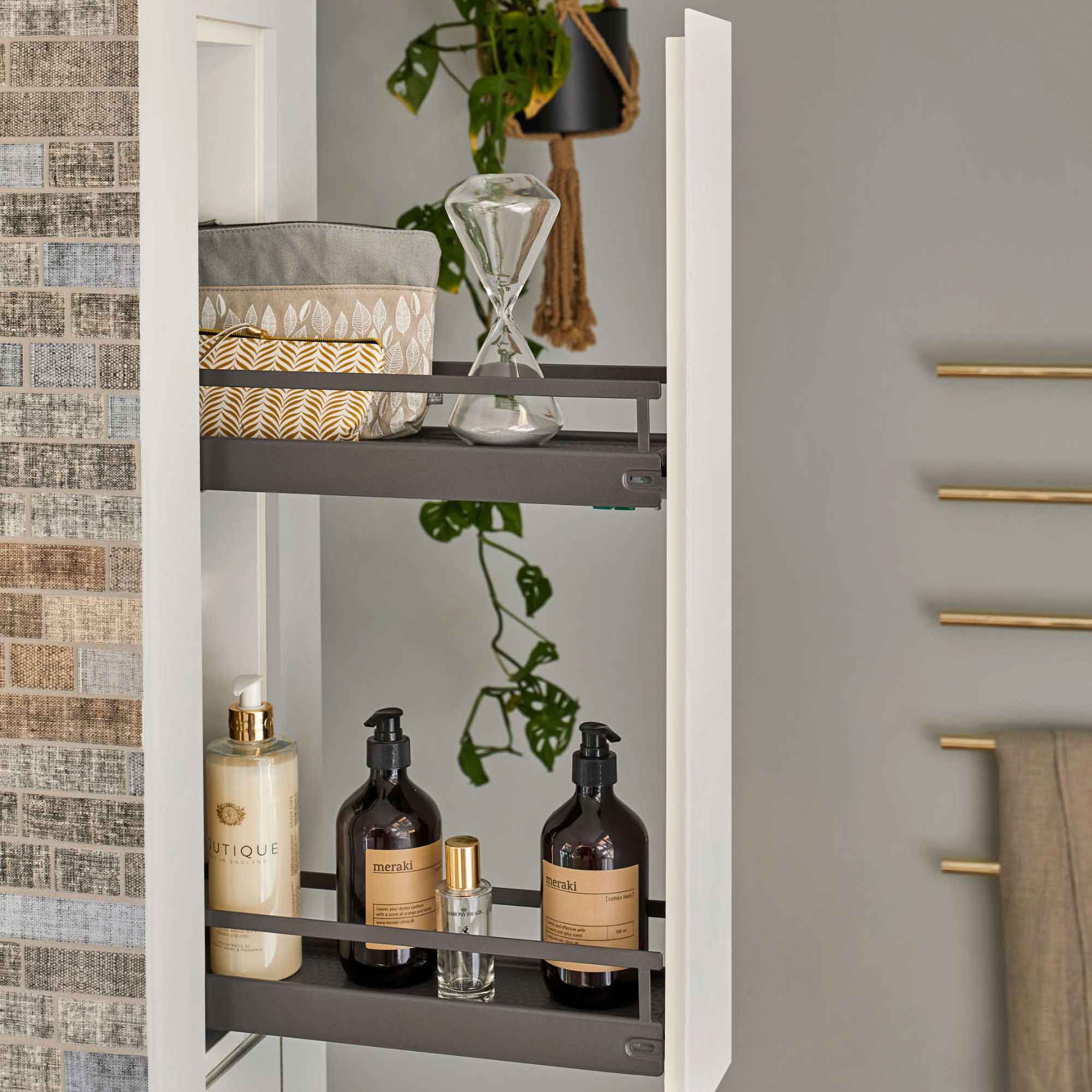 Nahaufnahme eines in die Schamwand neben der Toilette integrierten Auszugs im Badezimmer.