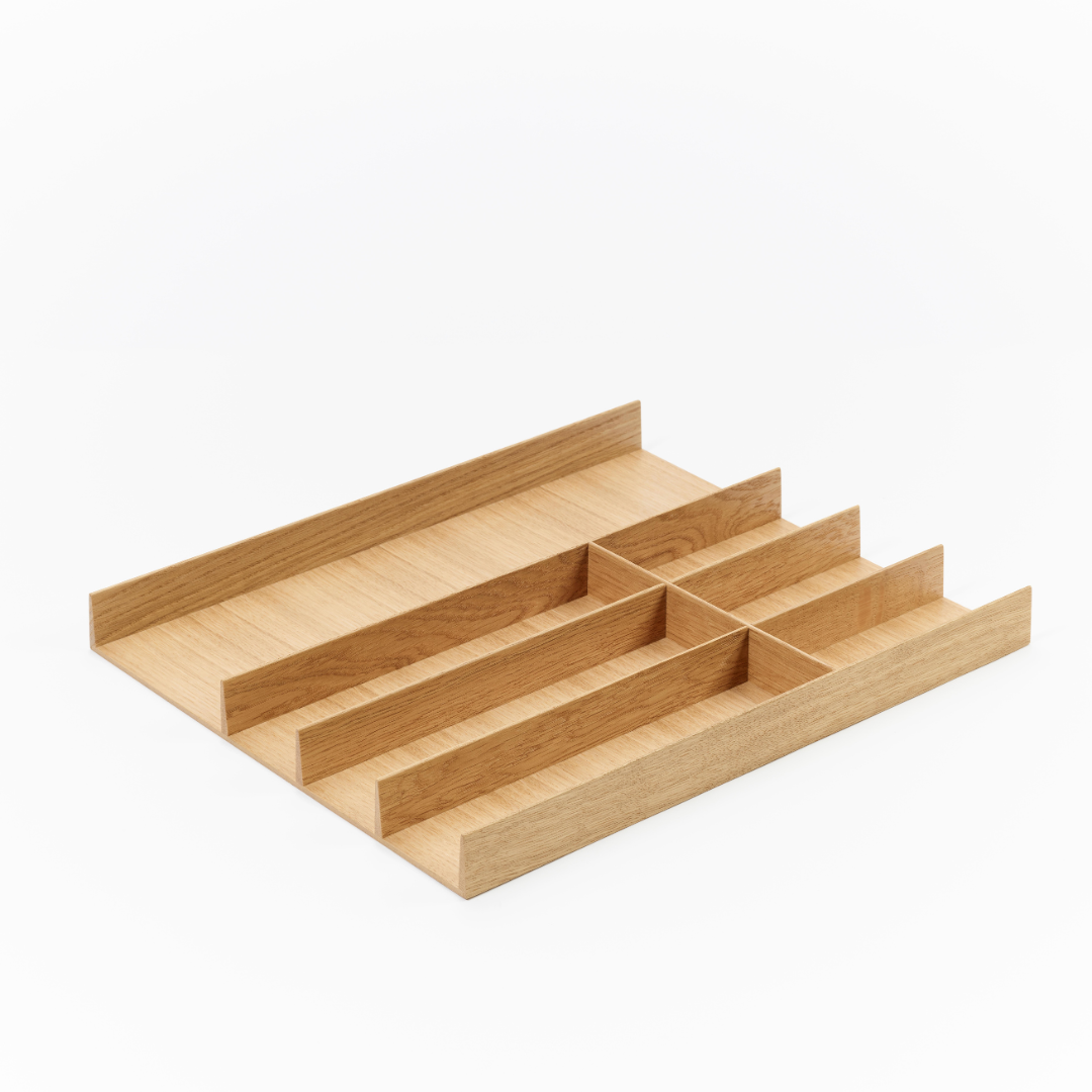 Der FineLine LiniQ Besteckeinsatz - Besteckkasten ist ein Schubladenorganisator aus Holz mit mehreren Fächern in verschiedenen Größen zum Organisieren von Küchenutensilien, dargestellt auf einem weißen Hintergrund.