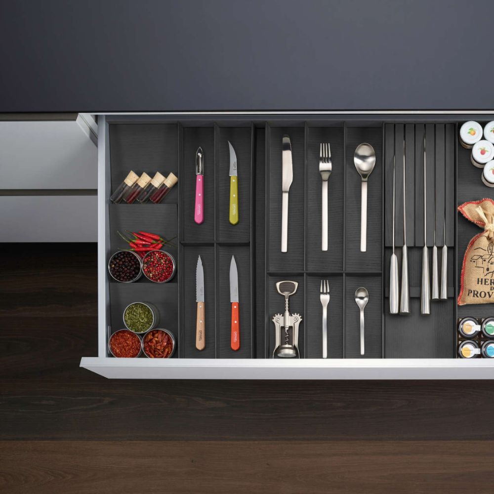 Eine Schublade mit Utensilien, Gewürzen und der FineLine LiniQ Gewürzeinlage - dem perfekten, flexiblen Organizer zur Gewürzaufbewahrung.