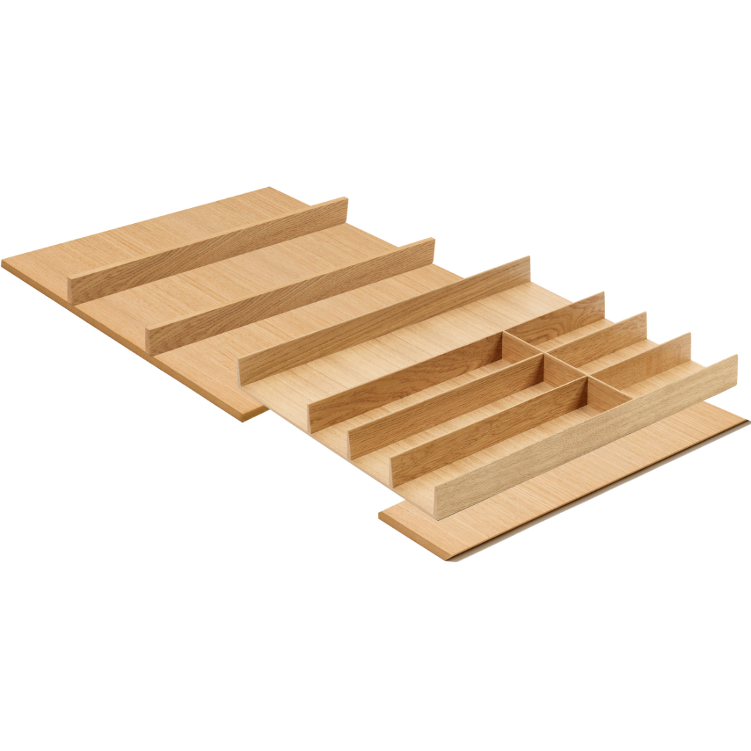 Fünf FineLine LiniQ Besteckeinsatz - Besteckkasten Schubladeneinteilungen in verschiedenen Größen sind in parallelen Reihen auf einer hellen Holzoberfläche angeordnet und schaffen so verstellbare Fächer zur übersichtlichen Organisation von Küchenutensilien.