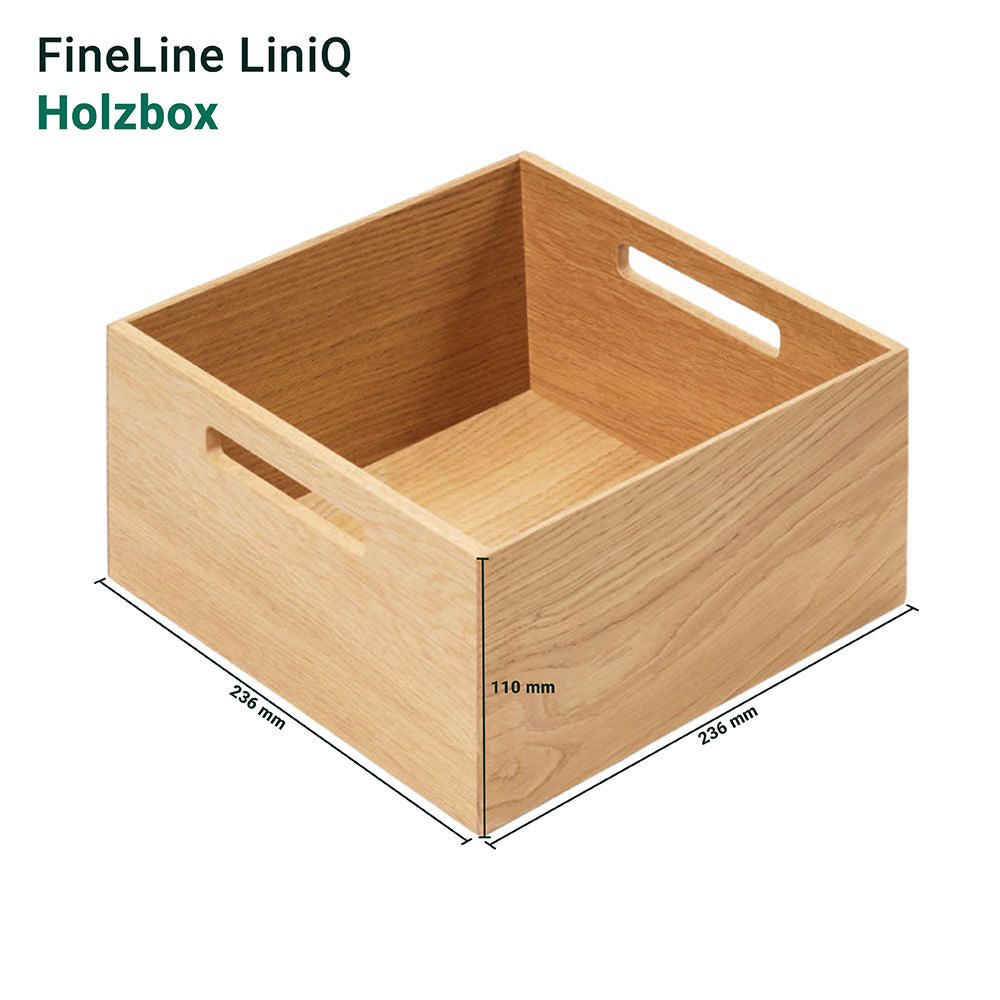 Die FineLine Holzbox mit Grifflöchern ist eine quadratische Holzbox mit ausgeschnittenen Griffen an zwei Seiten, die 256 mm breit, 236 mm tief und 110 mm hoch ist. FineLine LiniQ - funktionales Design für optimalen Stauraum.