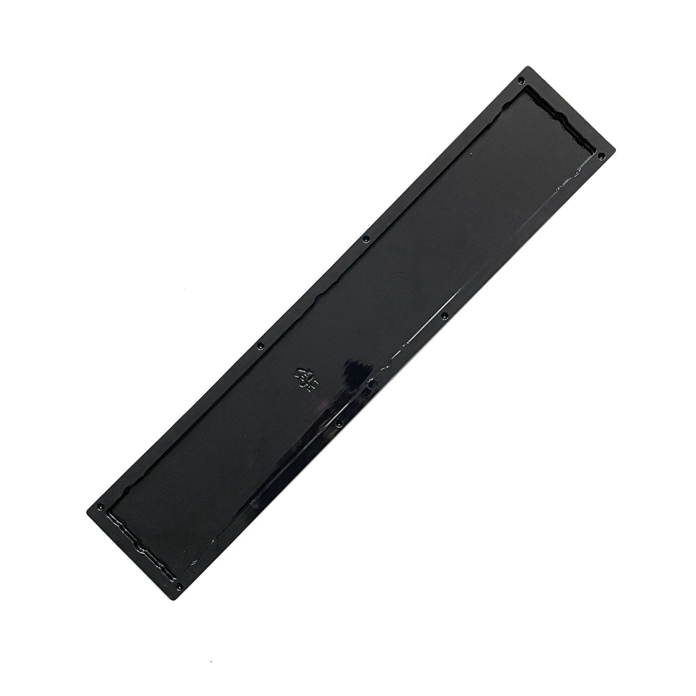 Eine glänzend schwarze, rechteckige Metallplatte mit abgerundeten Ecken und Randlöchern, dargestellt auf weißem Hintergrund. Entworfen als bathBOX15 Front - Ersatzteil, eignet es sich als Originalersatzteil für bathBOX Front oder bathBOX15 Modelle.