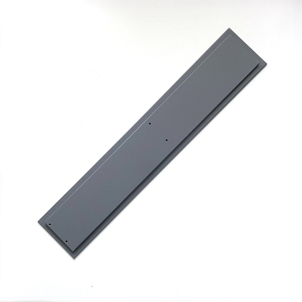 Eine lange, rechteckige, flache, graue Metallplatte - bathBOX15 Front - Ersatzteil - mit glatten Kanten und kleinen Löchern in der Mitte und an den Ecken, die auf einem weißen Hintergrund abgebildet sind.