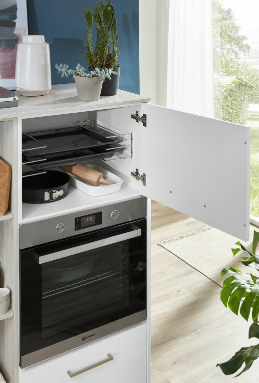 Geöffneter weißer Küchenschrank über Backofen .Backblech auf einem Backblechhalter, Form und Nudelholz sind sichtbar