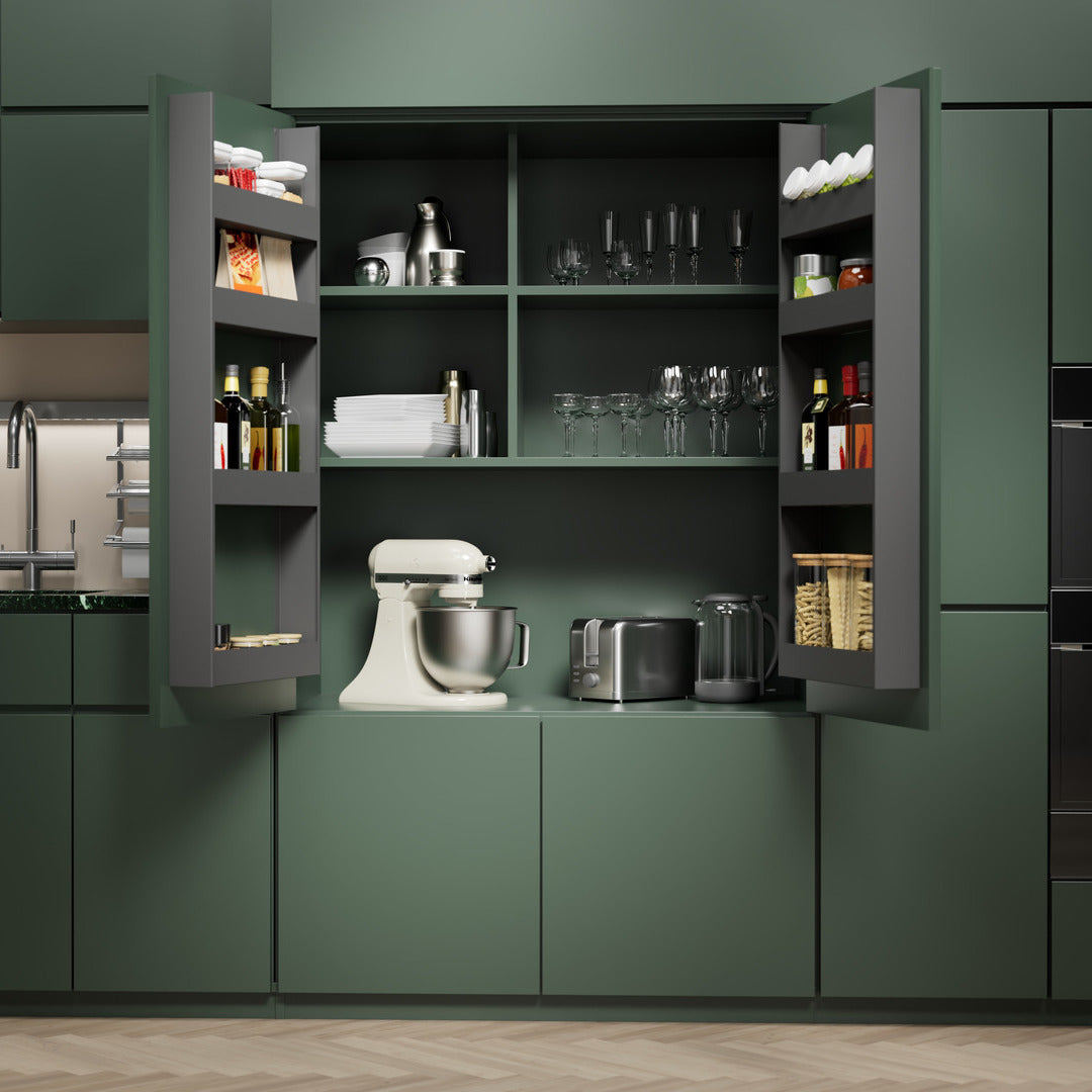 In einer modernen grünen Küche öffnen sich die seitlichen EasyRack-Türen von K-Line und geben den Blick frei auf Regale mit Lebensmitteln, Gläsern, Tellern, Geräten, einem Standmixer, einem Toaster und Gläsern mit Trockenwaren auf der Arbeitsplatte.
