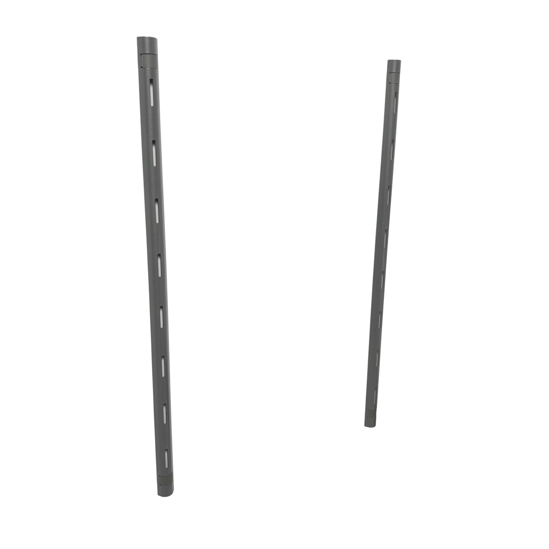 Zwei vertikale, graue K-Line-Befestigungsleisten aus Metall mit gleichmäßig angeordneten rechteckigen Aussparungen, die parallel zueinander auf einem schlichten weißen Hintergrund stehen, bieten eine ideale Befestigungslösung für ein vielseitiges Ordnungssystem – perfekt geeignet, um Aufbewahrungselemente entlang der K-Line-Seite zu organisieren.