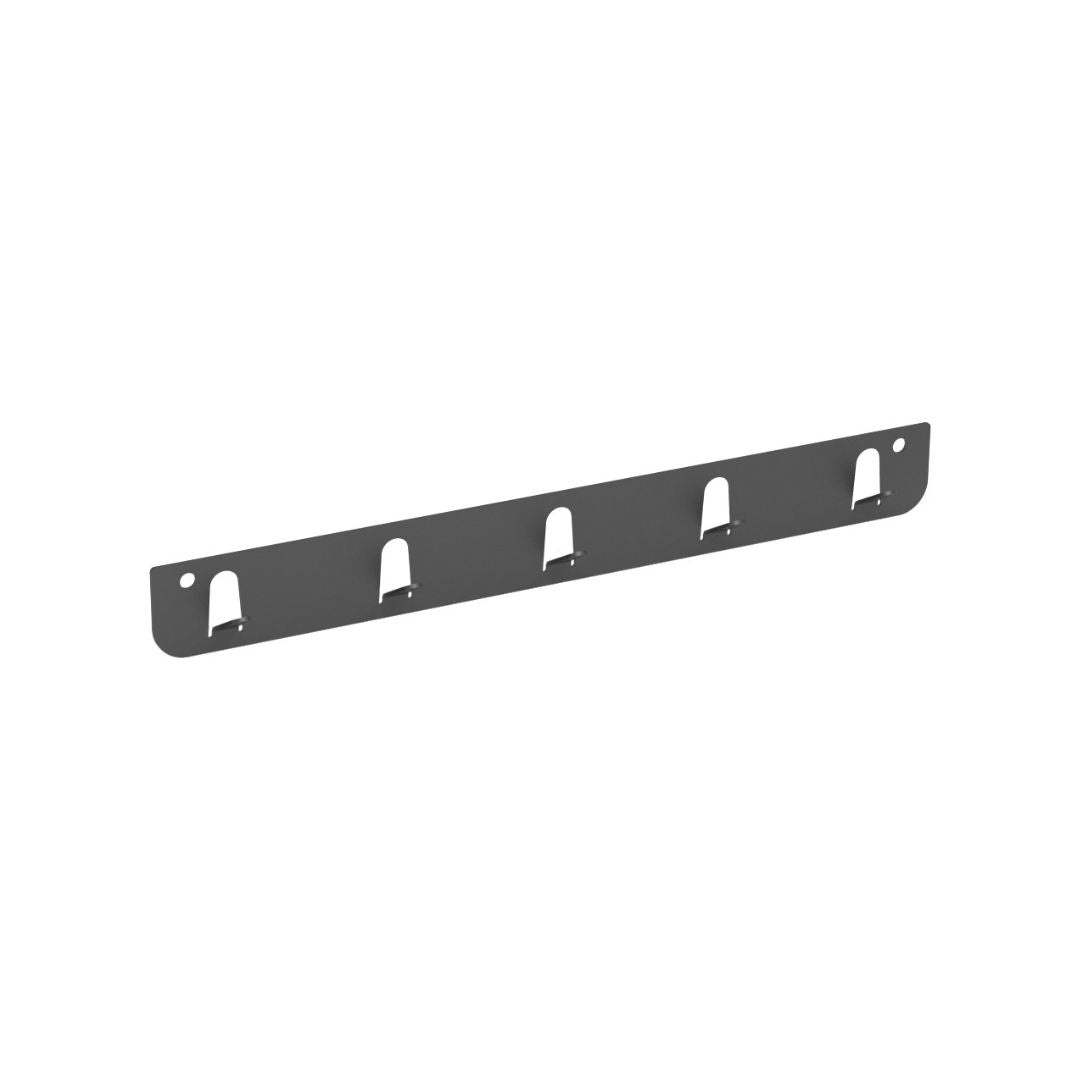 Die K-Line seitliche Hakenleiste - seitlich anschraubbar ist eine platzsparende schwarze Metallhalterung mit fünf schlüssellochförmigen Schlitzen und zwei Rundlöchern, perfekt für die Wandbefestigung und zum Aufhängen von Utensilien in Ihrer Küche oder Ihrem Arbeitsbereich.